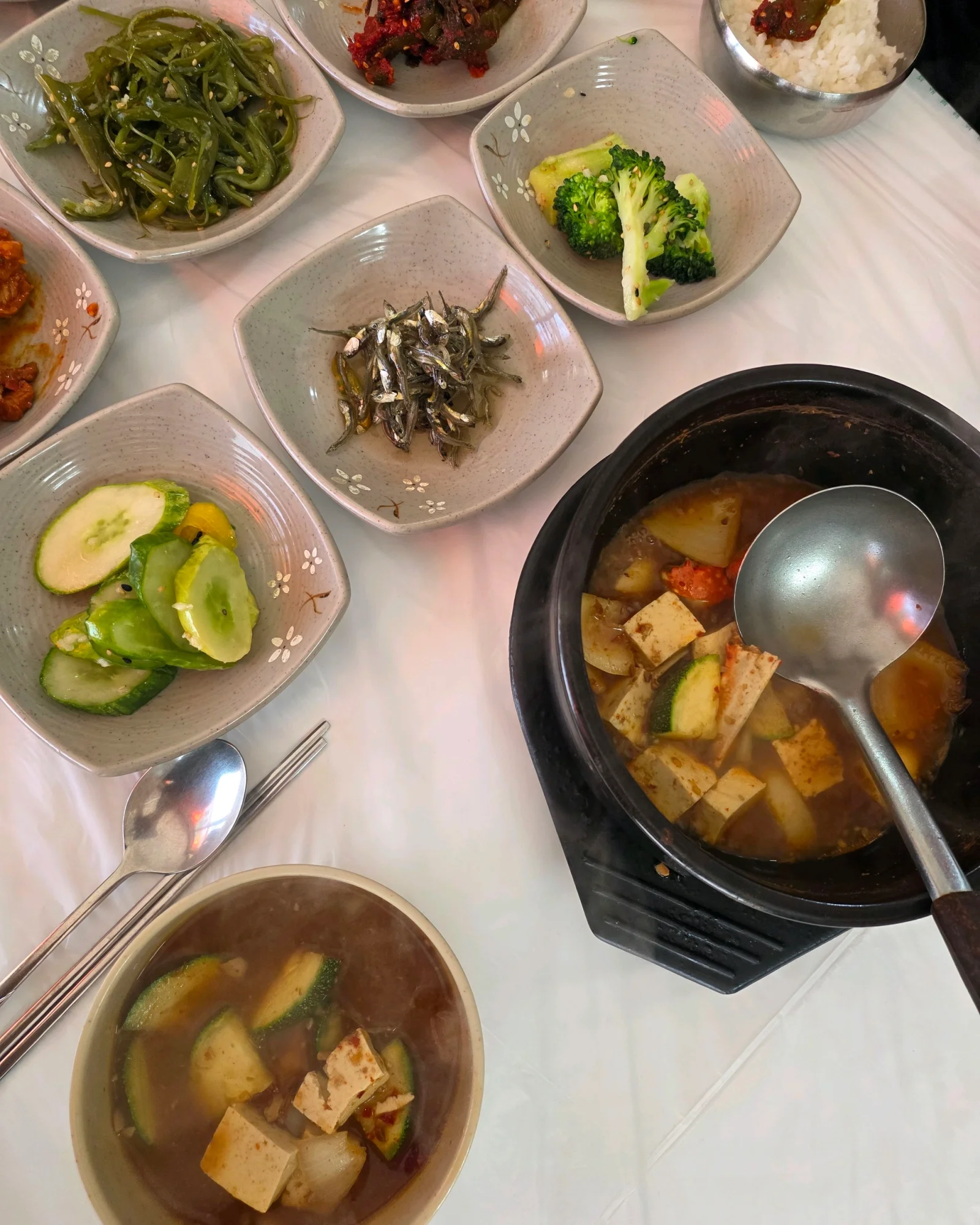 경동식당 매운탕과 반찬 한 상, 강원 동해 묵호 식당