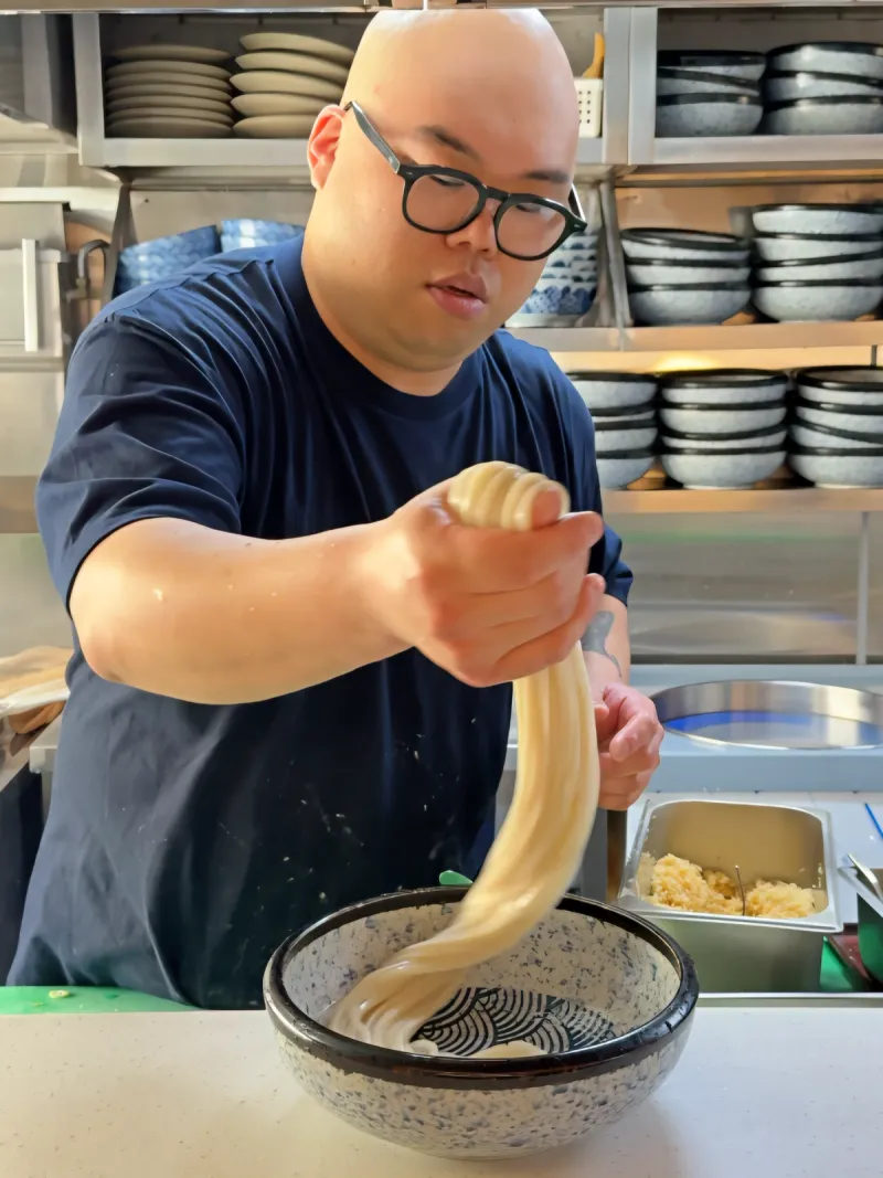 코시 건대점 자가제면 우동 반죽 만드는 모습