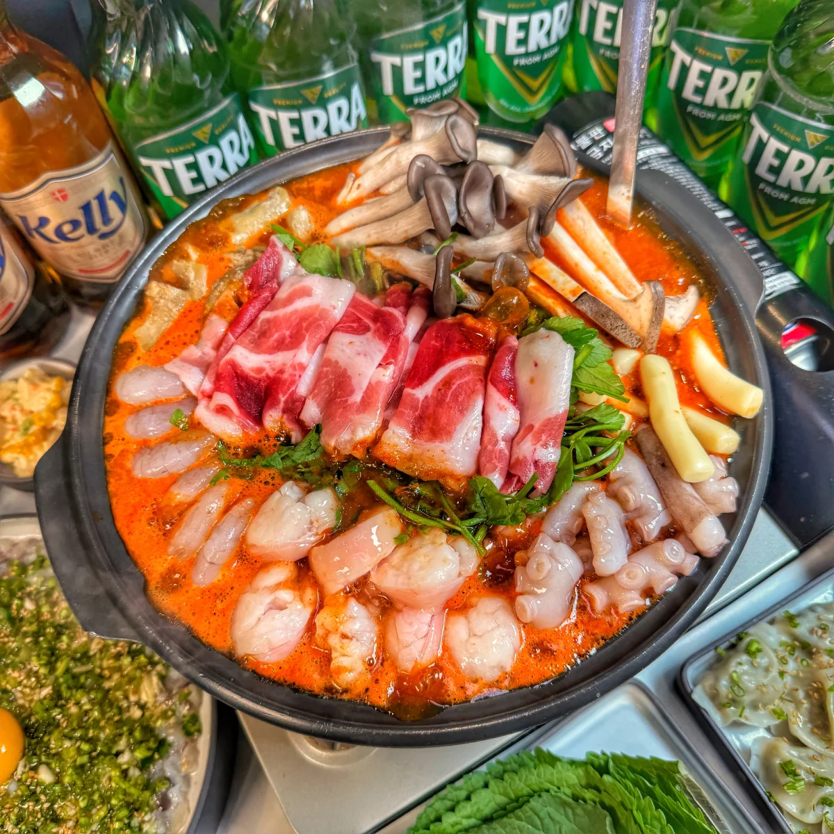 완성된 오늘도낙곱새 봉담2지구 본점 낙곱새전골, 산낙지·곱창·새우·버섯이 가득하다