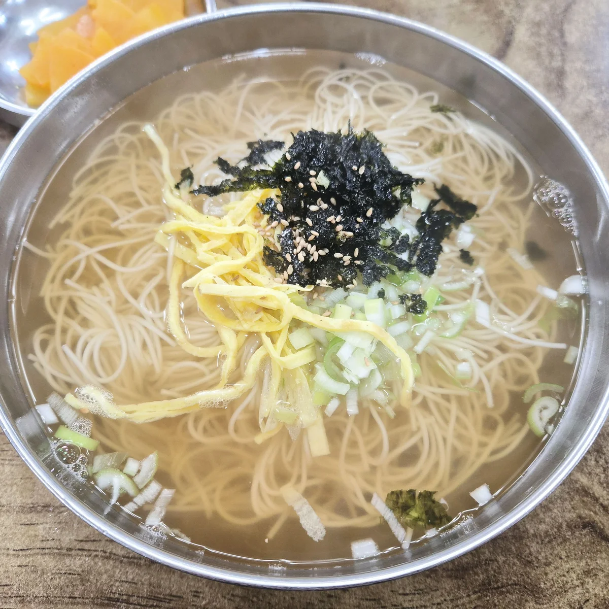 억부인국수집 잔치국수, 계란지단과 김을 올린 멸치육수 국수