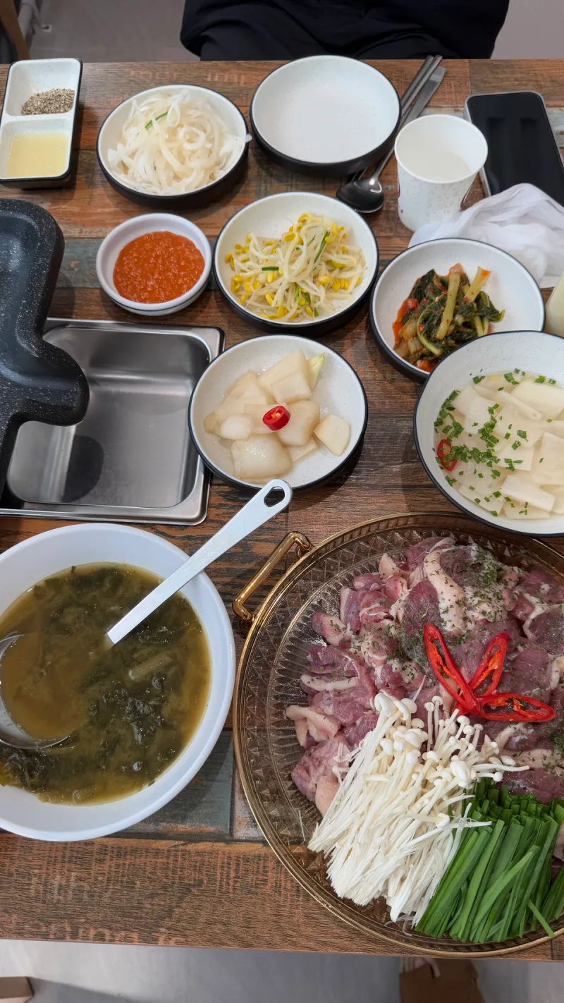 반석오리 오리불고기 상차림, 생오리와 반찬, 그릴판