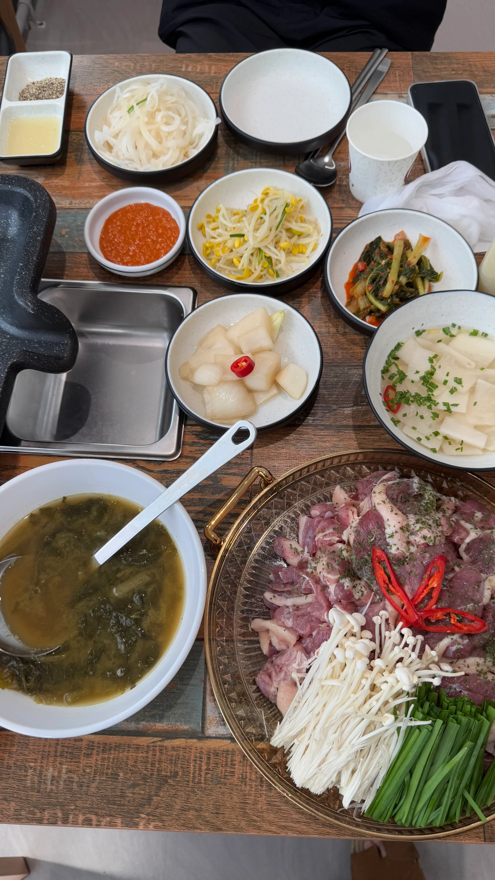 반석오리 오리불고기 상차림, 생오리와 반찬, 그릴판