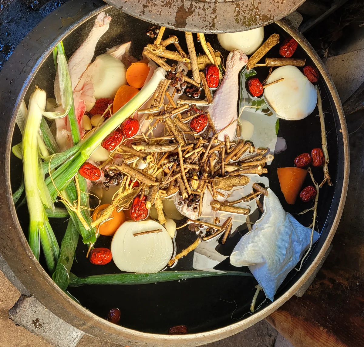 양항약수식당 토종한방백숙, 가마솥에 삶는 보양식
