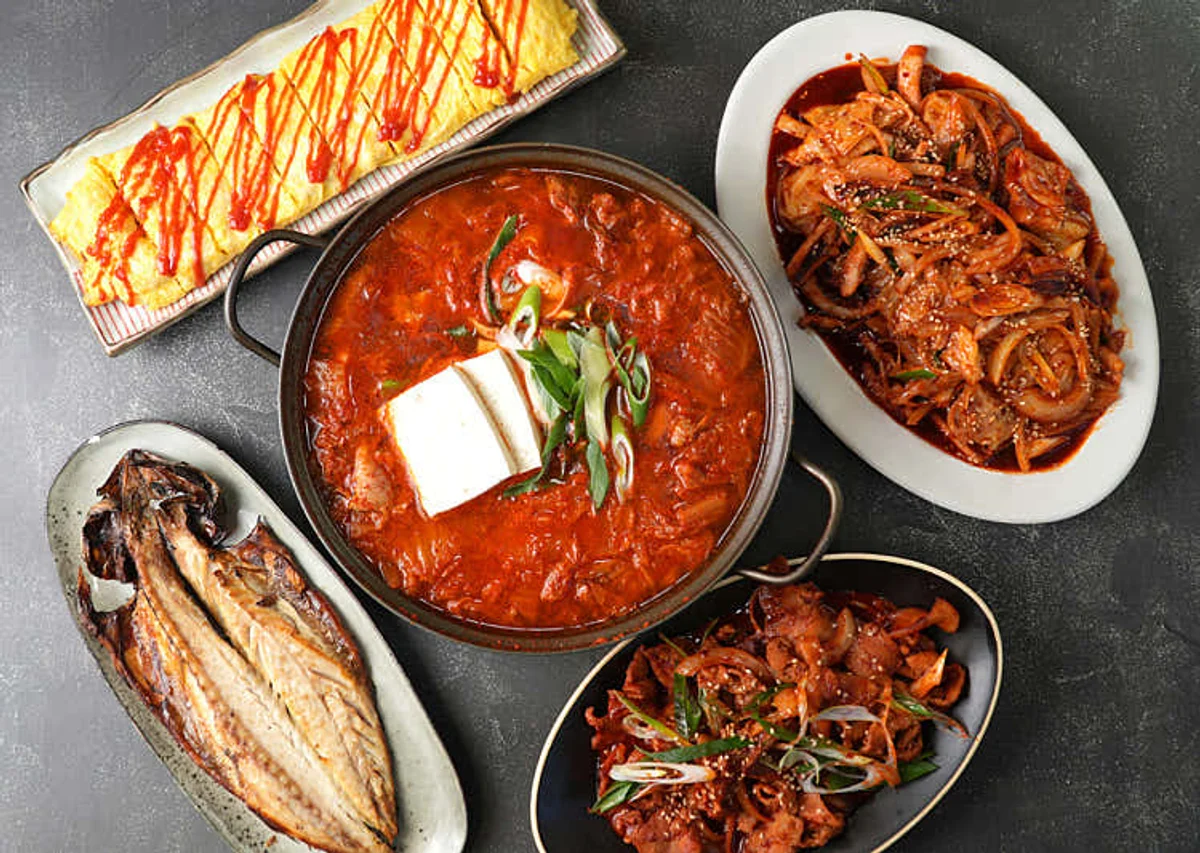 오늘도풍년 아산음봉본점 김치찌개와 생선구이, 계란말이 반찬 상차림
