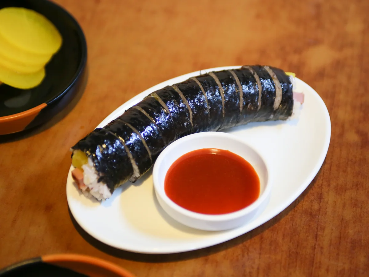 만남스넥 김밥, 초장에 찍어 먹는 방식이 특징