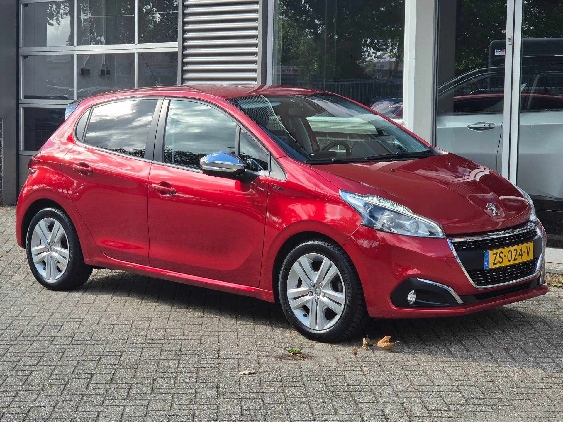 PEUGEOT 208