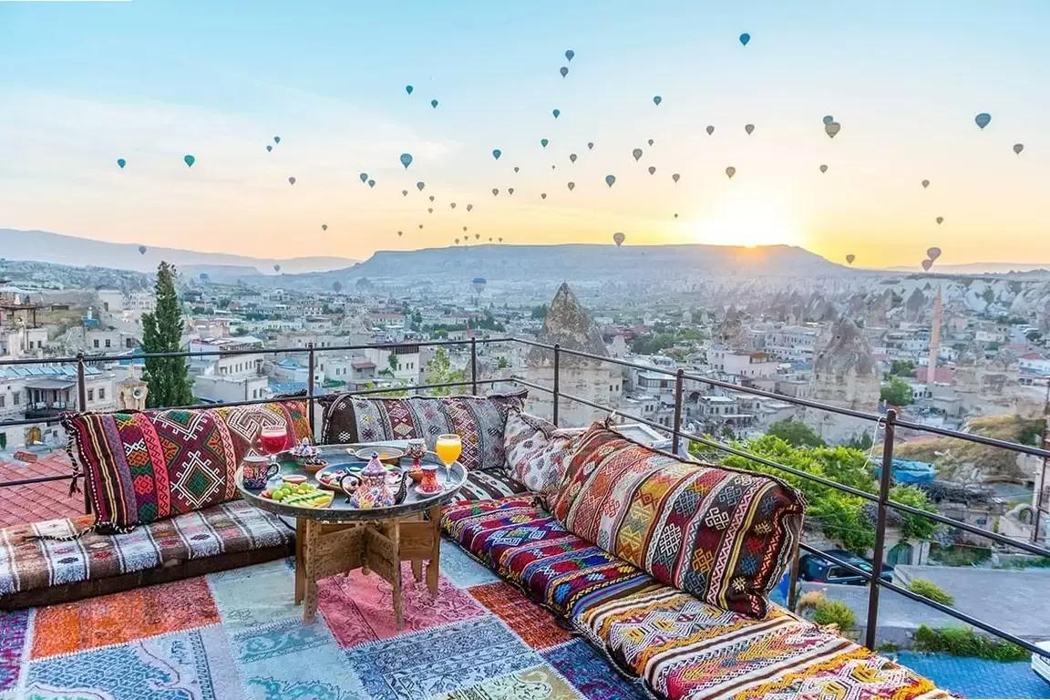 Globos Aerostáticos desde una Terraza en la Azotea, Capadocia, Turquía