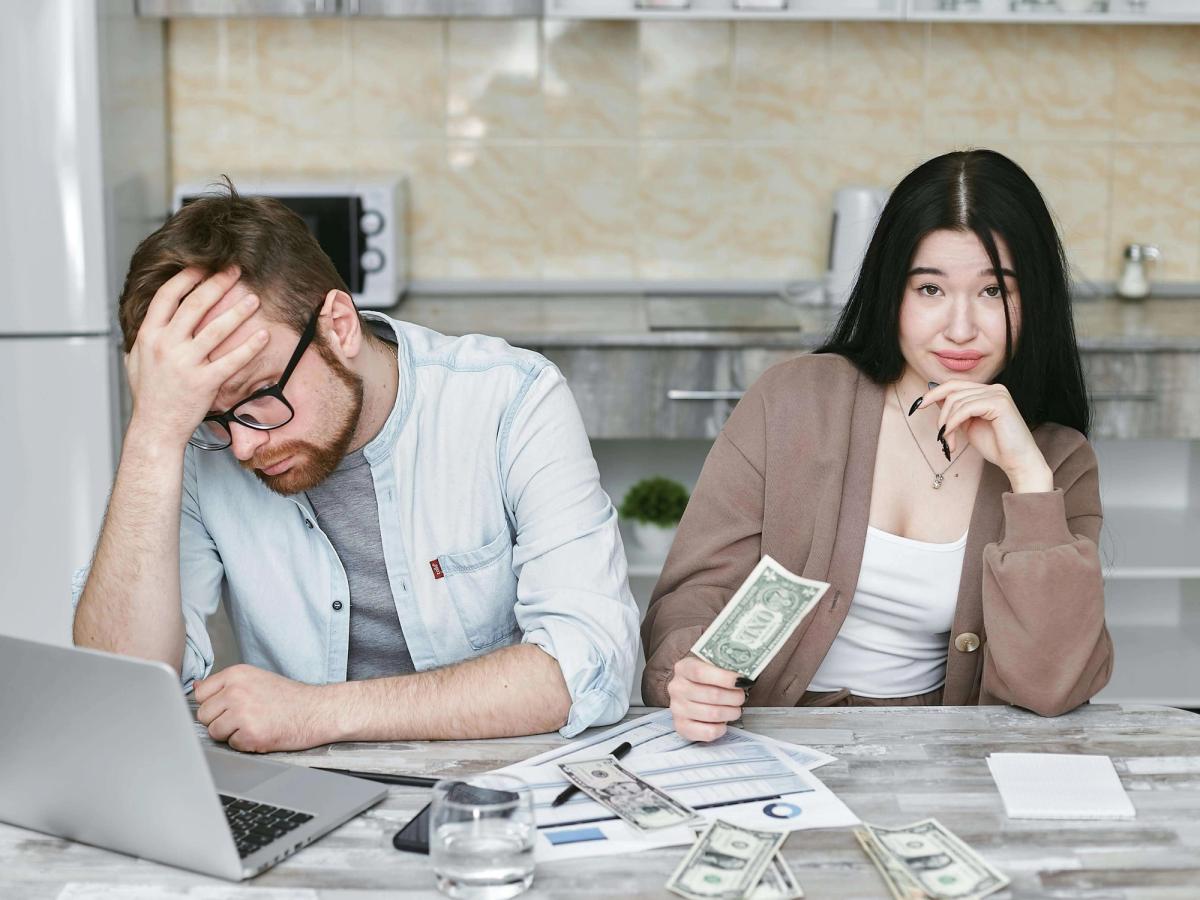 A man and a woman doing a budget.