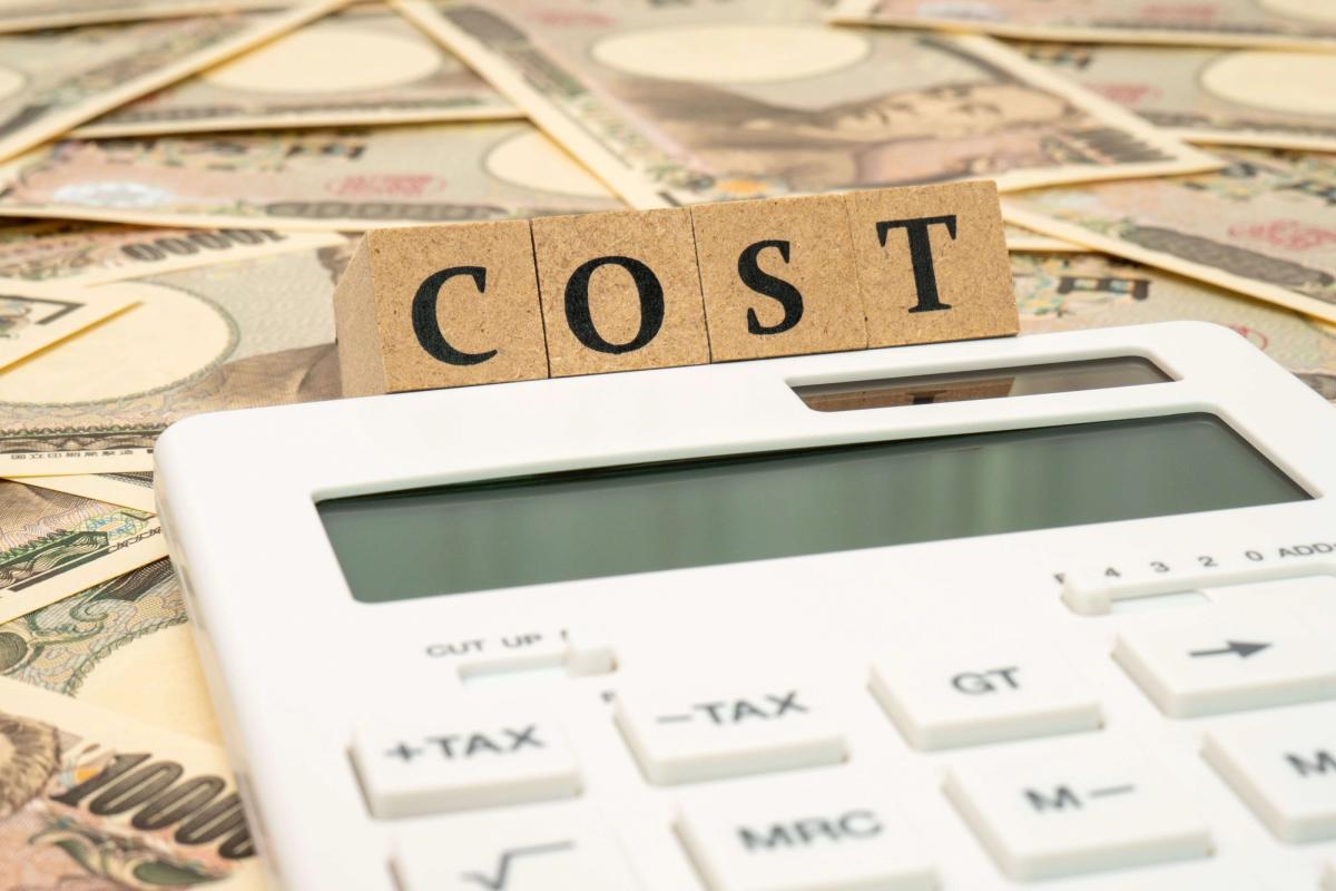 Concept of cost calculation (calculator, 10000 yen note and COST characters). 