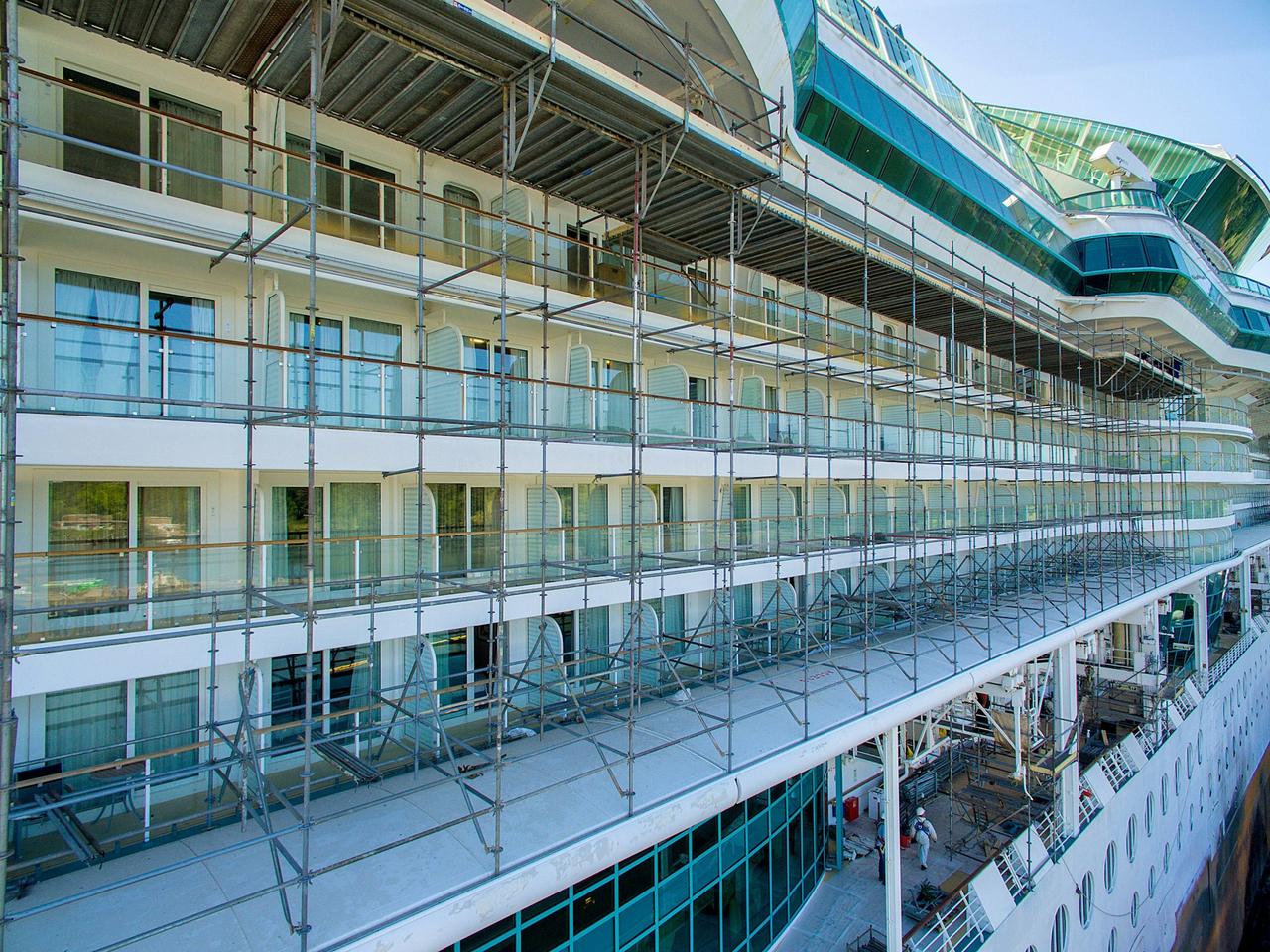 Radiance of the Seas worker scaffolding side view