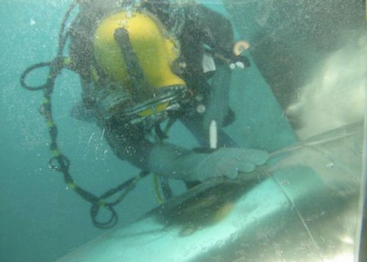 Diver measuring efficiency of a hull