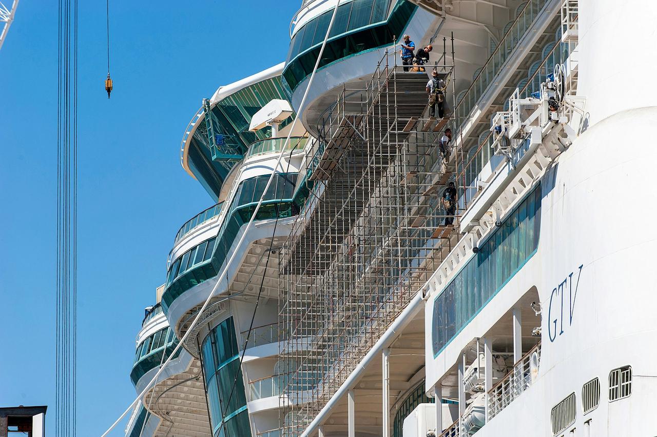 Radiance of the Seas worker scaffolding