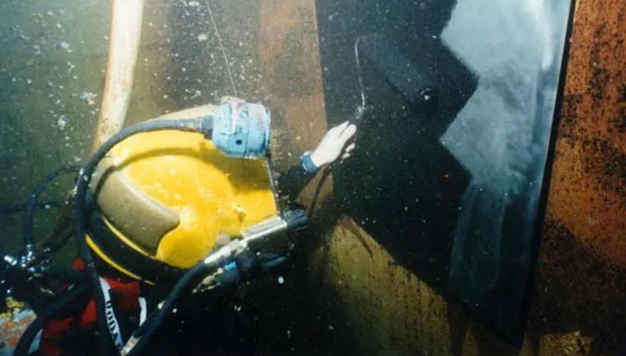 Diver rolling paint underwater