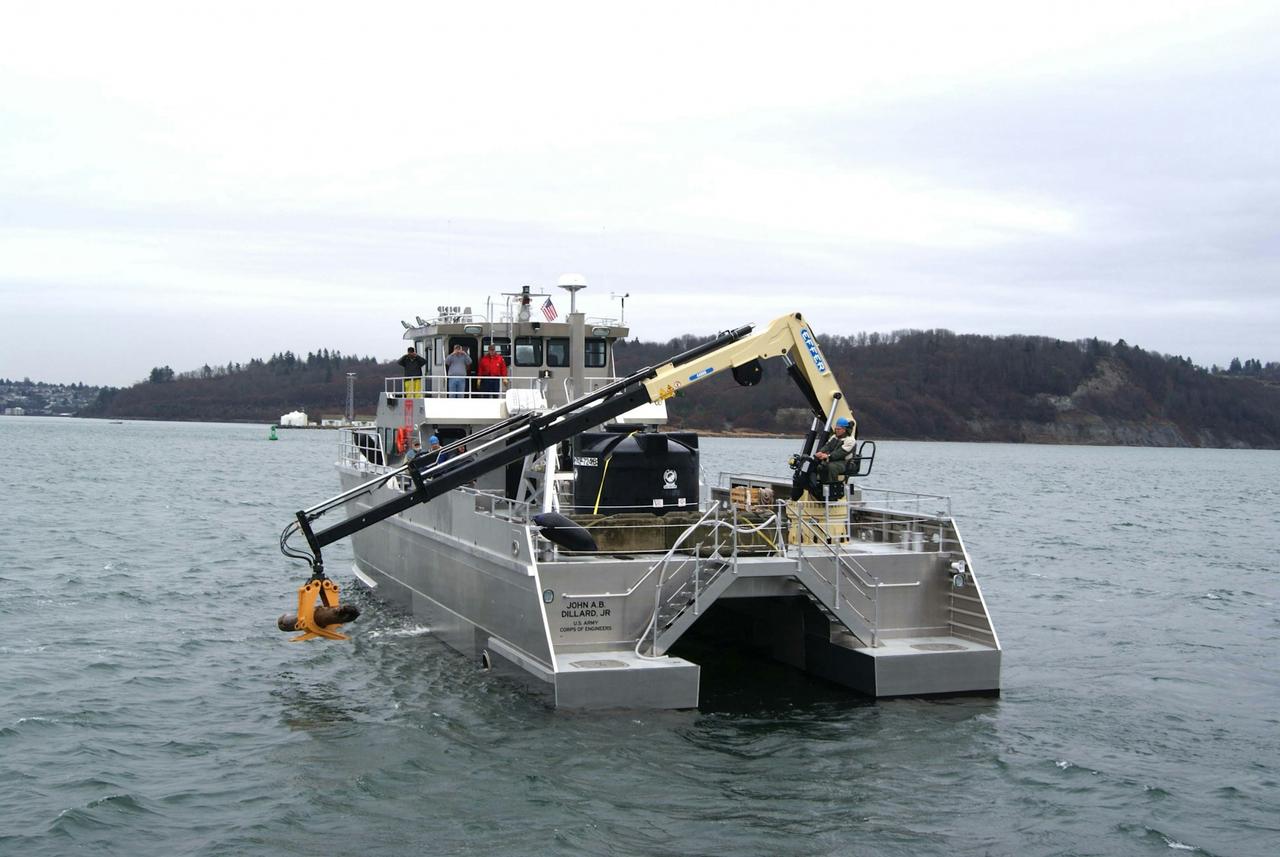 Debris Recovery Vessel lifting debris