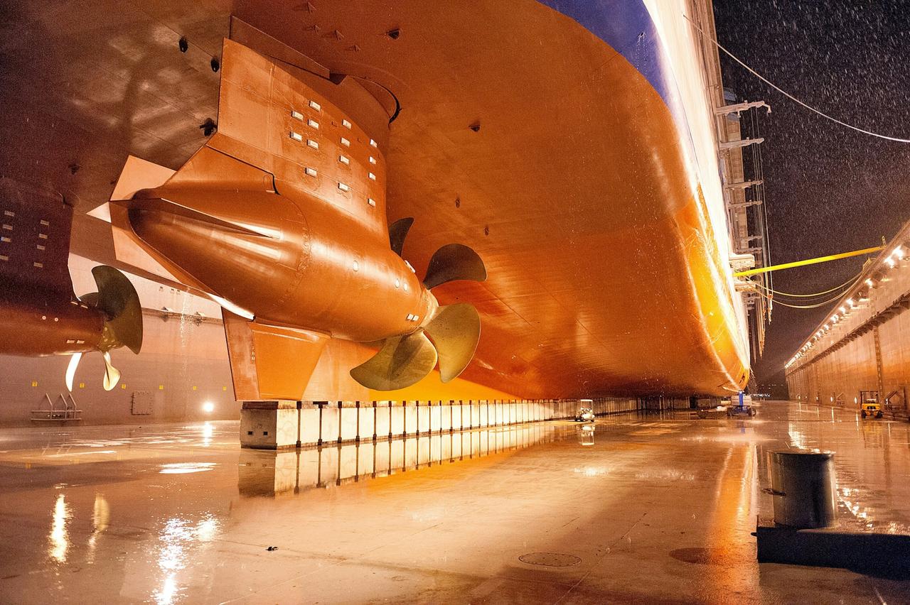 Norwegian Star undercarriage with propeller