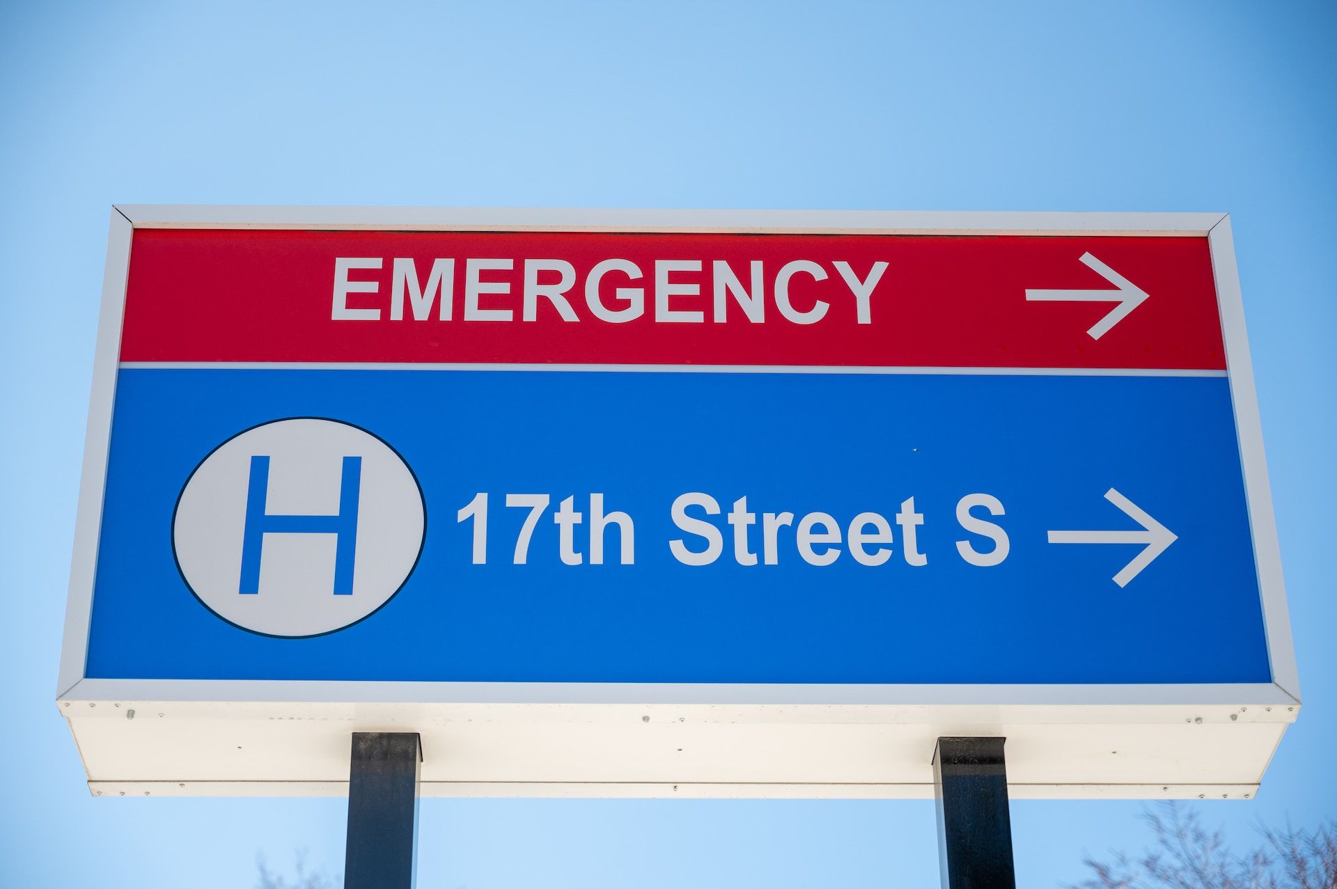 A sign pointing towards the Emergency Department of a Hospital