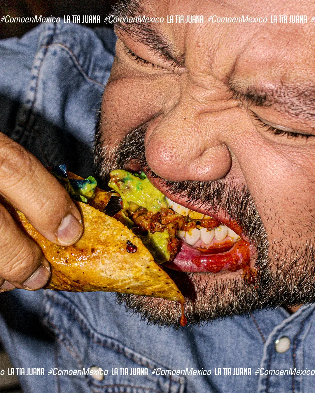 Primer plano de un comensal mordiendo un taco con gesto de placer