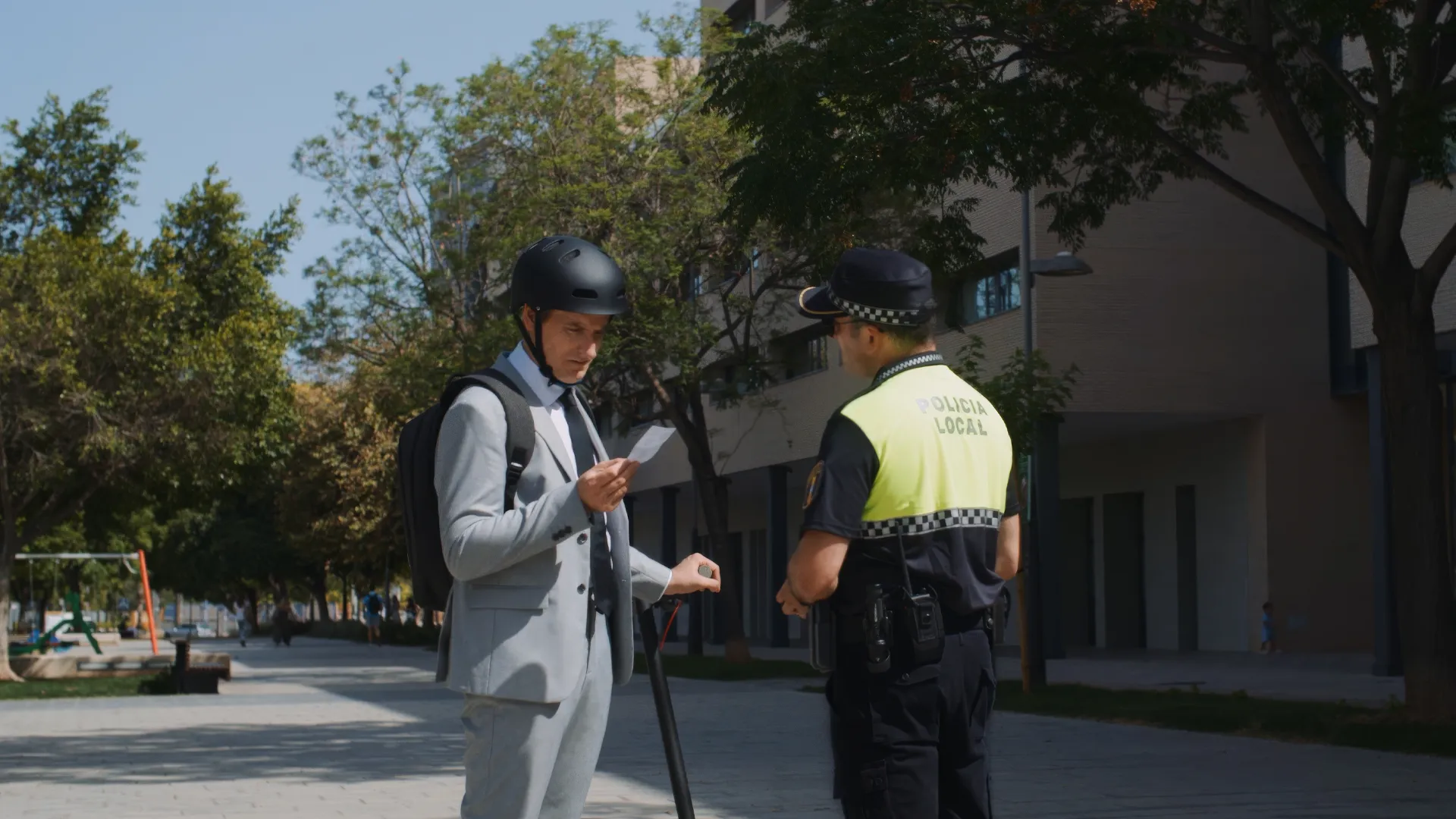 Polícia multando a hombre con patinete