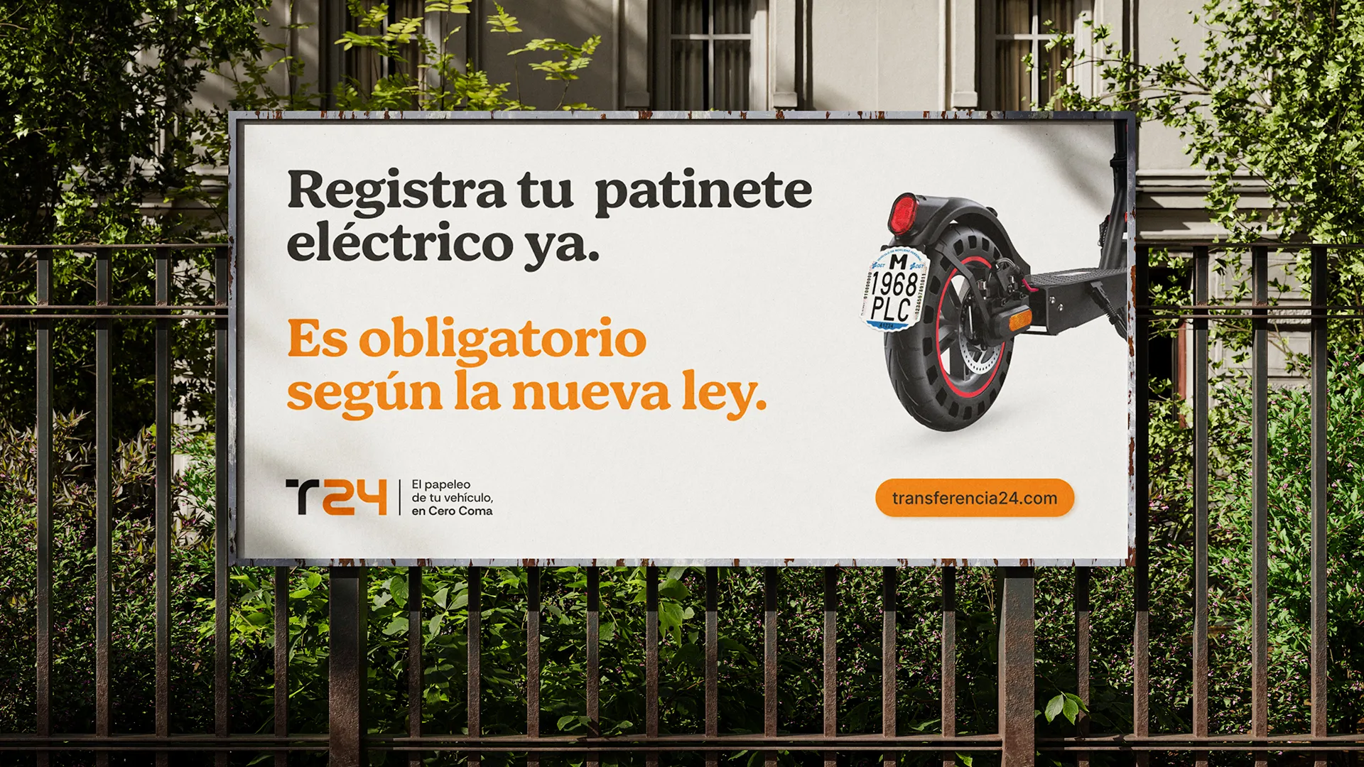 Valla publicitaría con cartel de la campaña