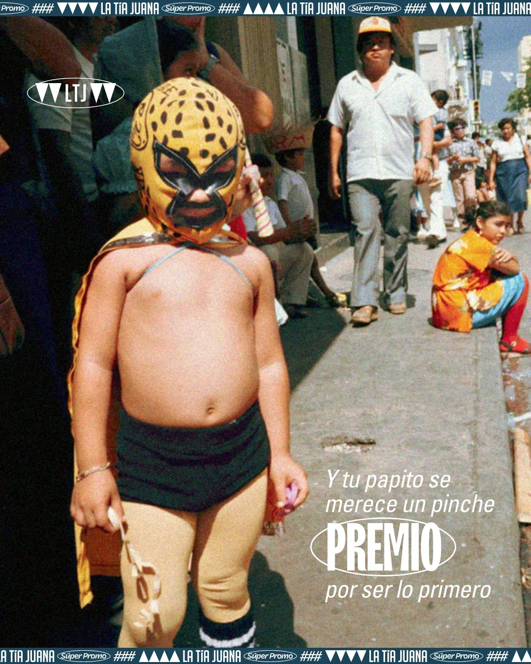 Niño con máscara de luchador de espaldas en una calle de Tijuana, con el rótulo “Y tu papito se merece un pinche premio por ser el primero”