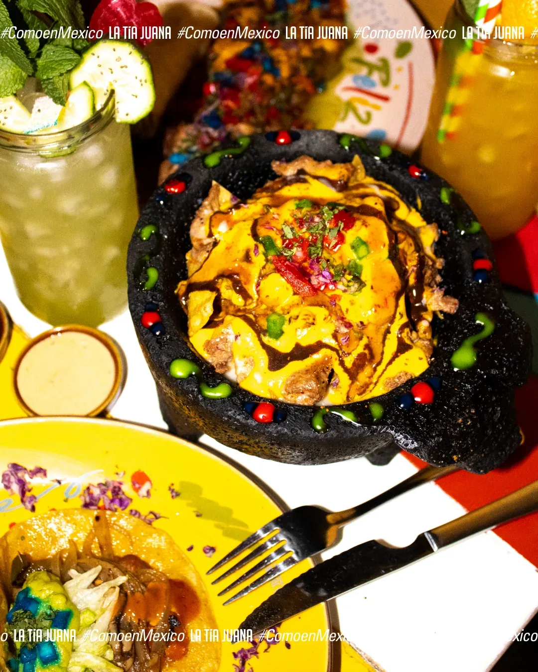 Plato de nachos y bebidas sobre la mesa del restaurante