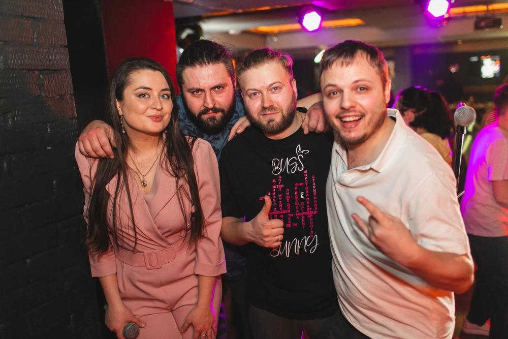 Учасники гурту в клубі після виступу