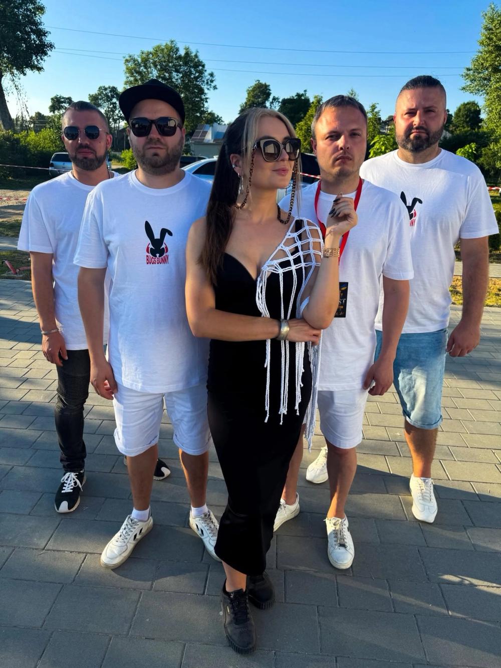 Вокалістка гурту на сцені