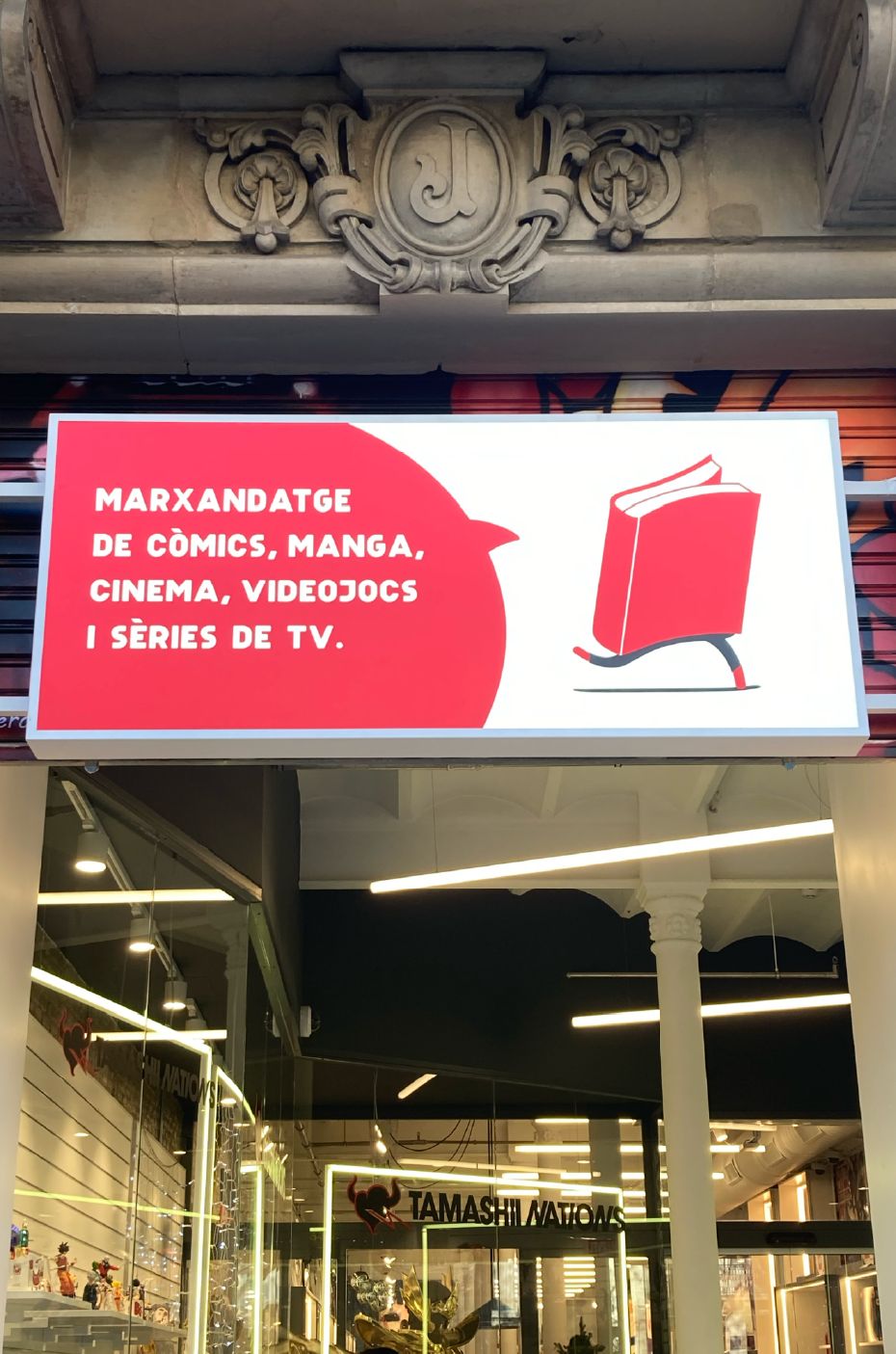 Marquesina de la botiga Norma Comics amb un dels personatges