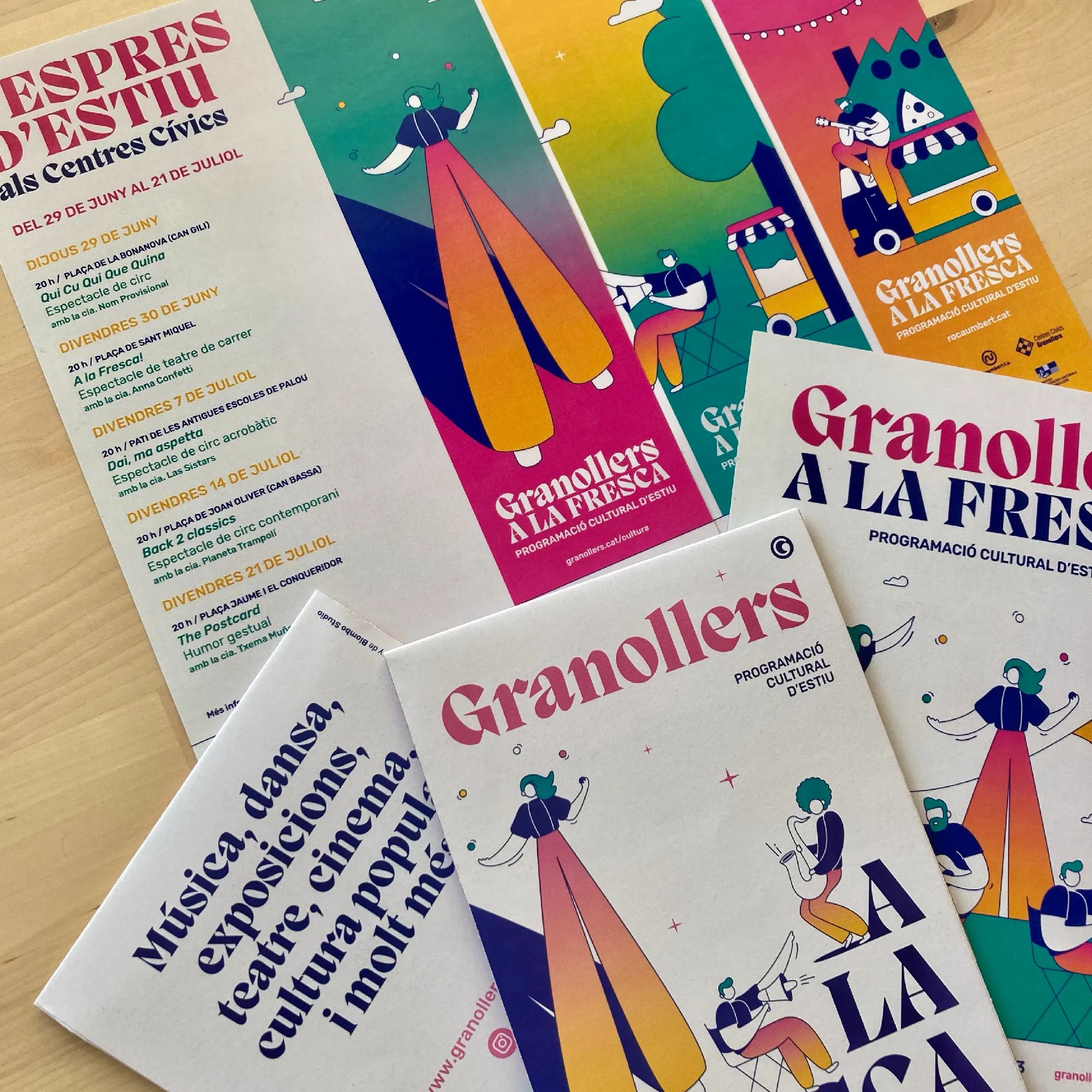Programes de mà i diverses postals impresses de la campanya "Granollers a la fresca" de Biombo Studio