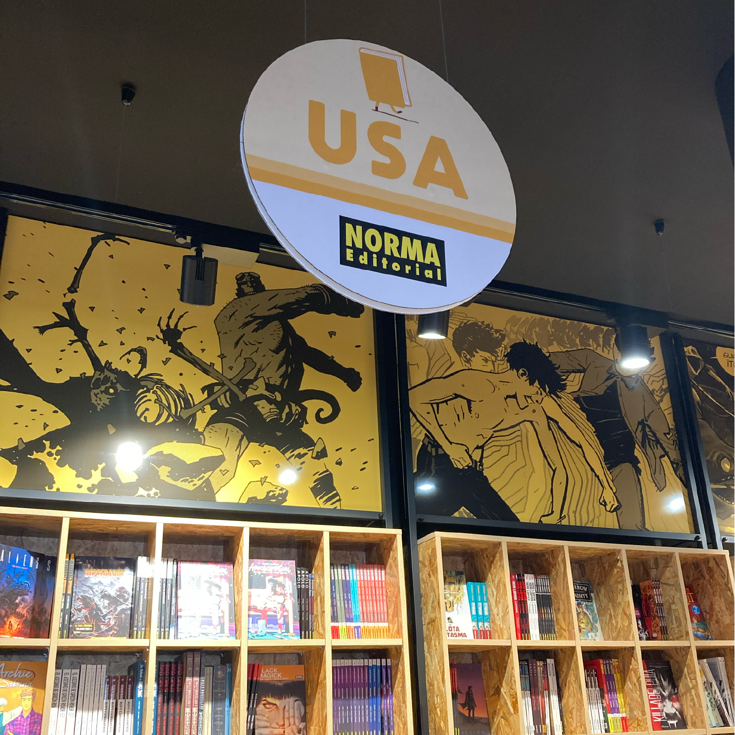 Cartell a l'interior de la botiga de Norma cómics