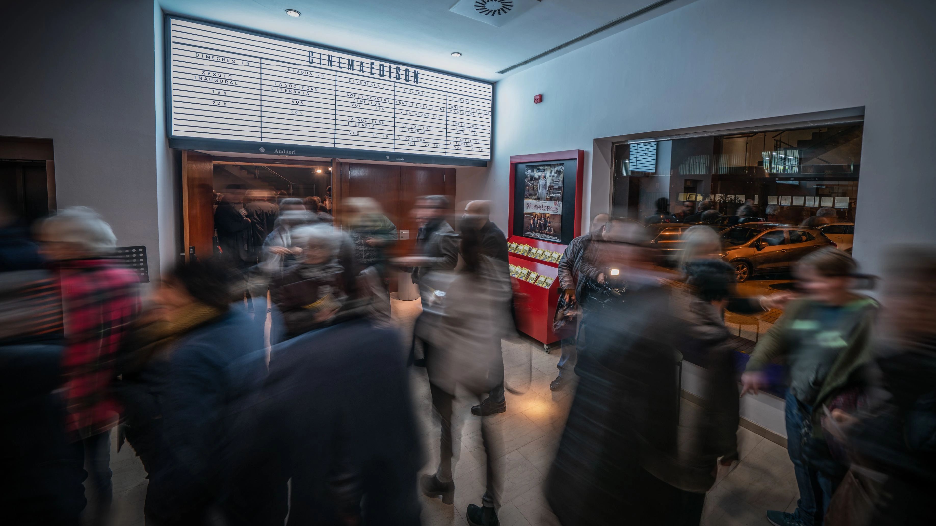 Molta gent a dins del hall del Cinema Edison