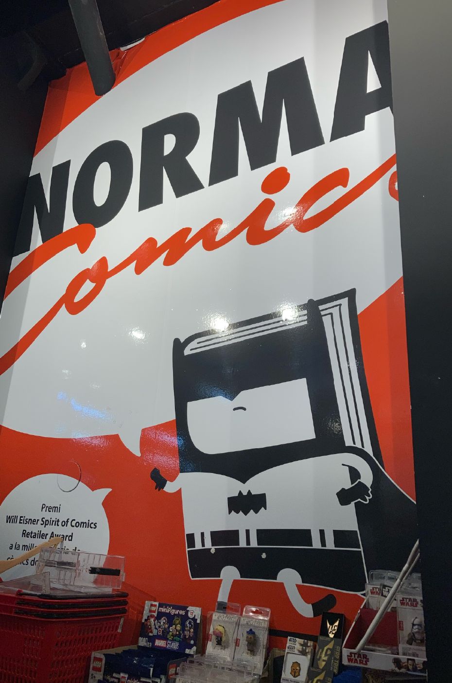 Cartell amb un dels personatges principals dins de la botiga