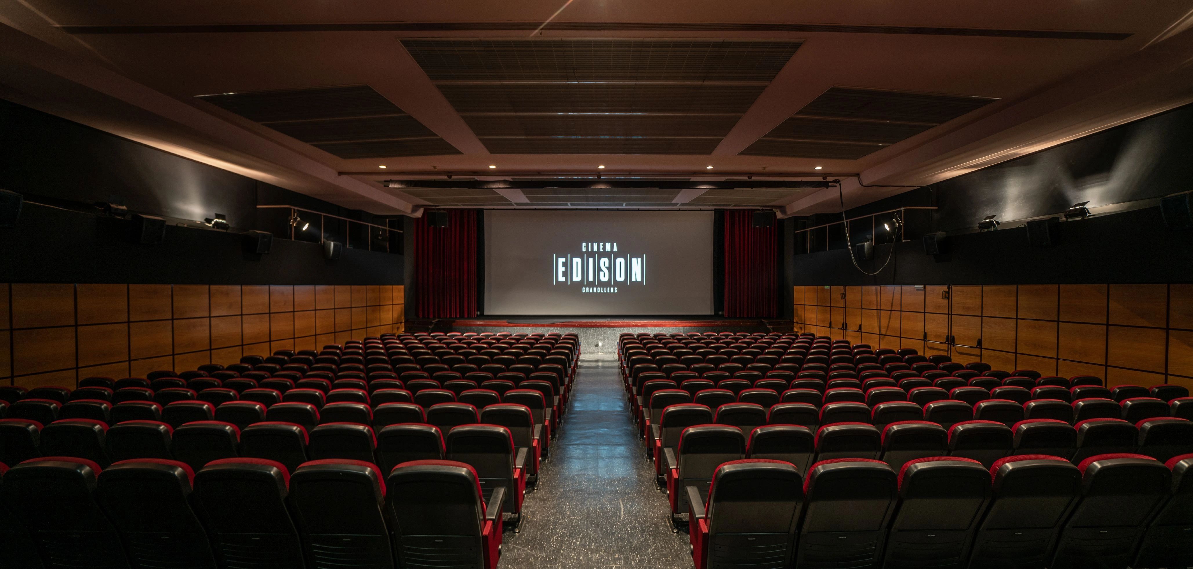 Imatge de la sala del Cinema Edison amb el logotip projectat a la pantalla