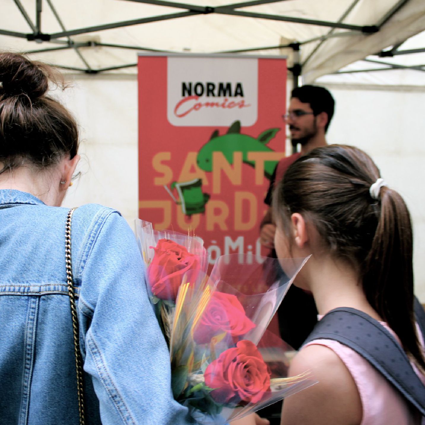 Cartell imprès especial de Sant Jordi, exposat al carrer