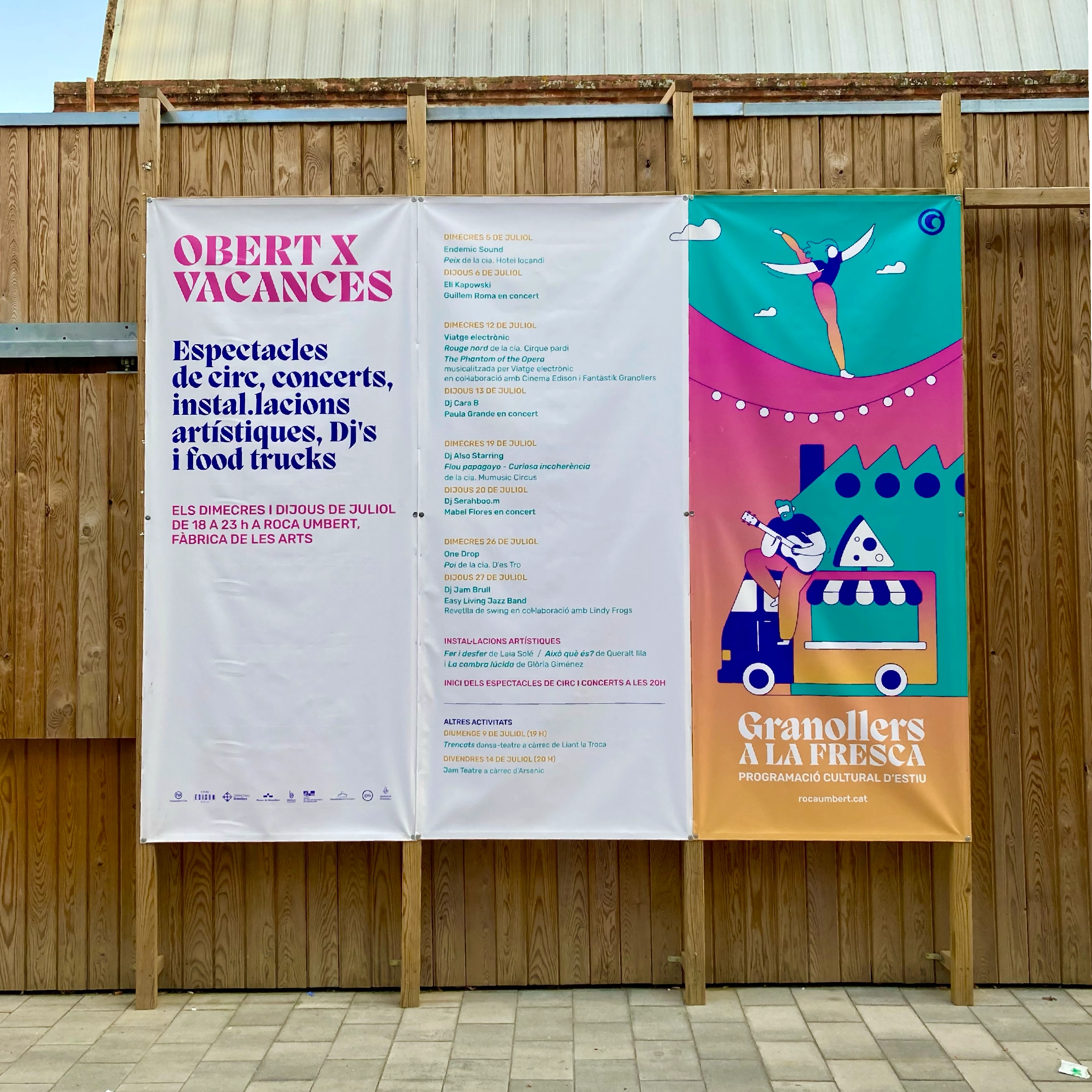 Estructura expositiva de fusta amb la imatge i la programació de la campanya "Granollers a la fresca" de Biombo Studio