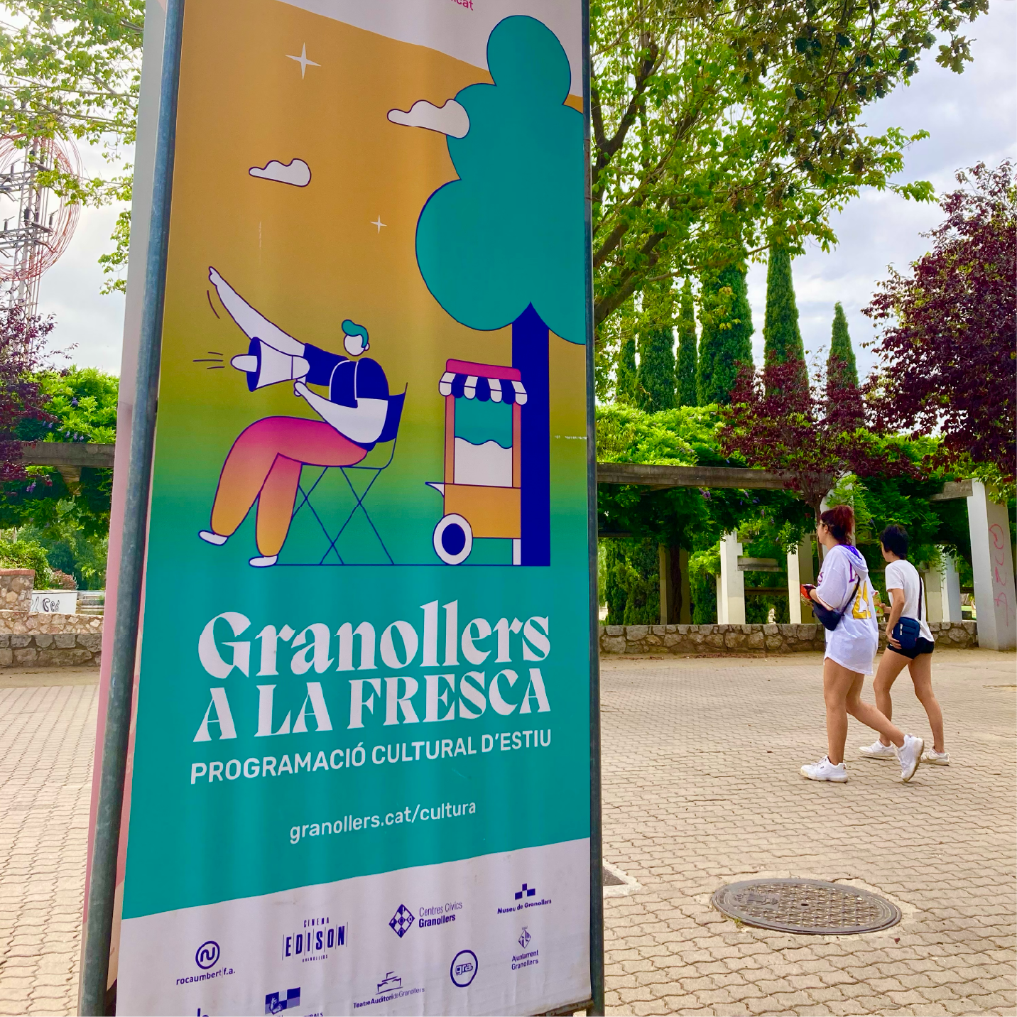 Estructura expositiva de 3 metres amb la imatge de la campanya "Granollers a la fresca" de Biombo Studio