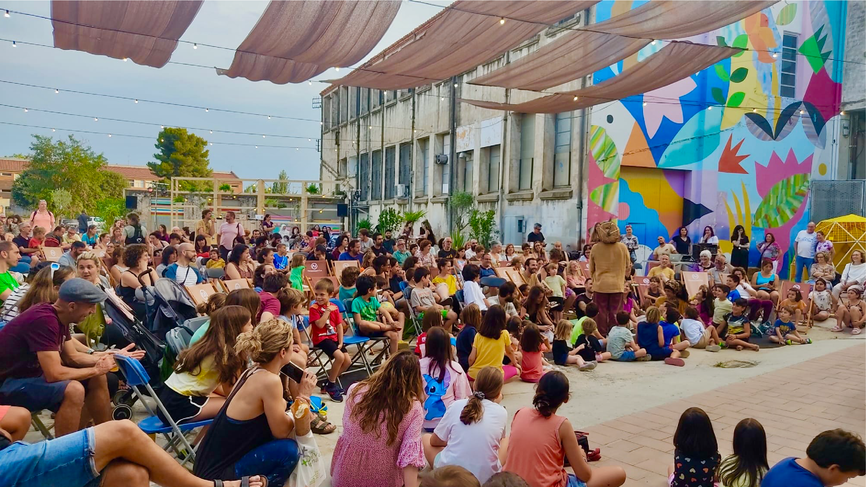 Públic assistint a un dels espectacles de la programació de la campanya "Granollers a la fresca"