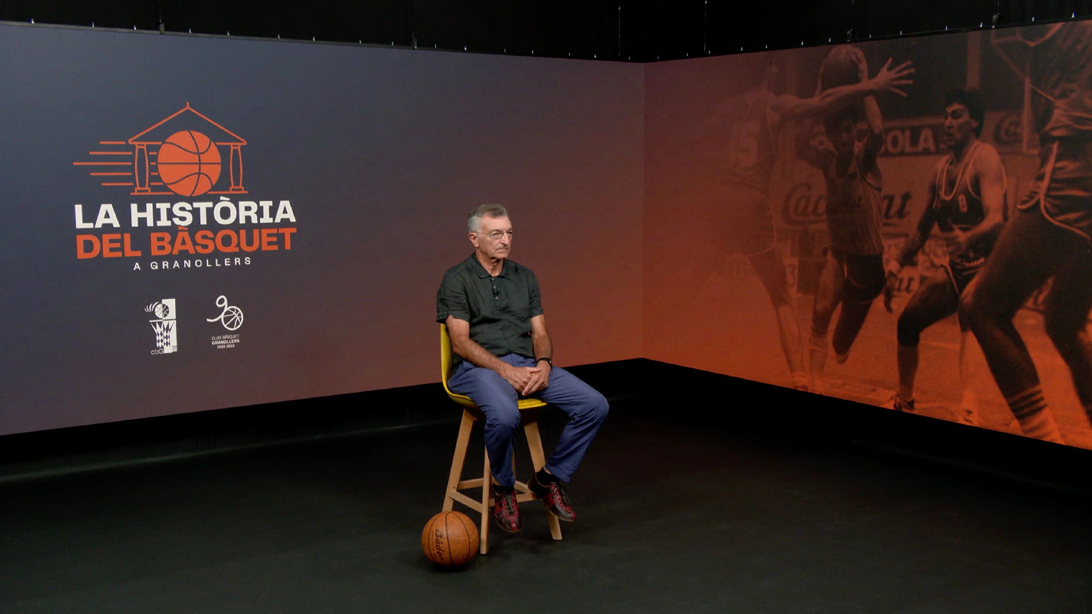 Exjugador de bàsquet famós sobre un fons de plató dissenyat per entrevistes