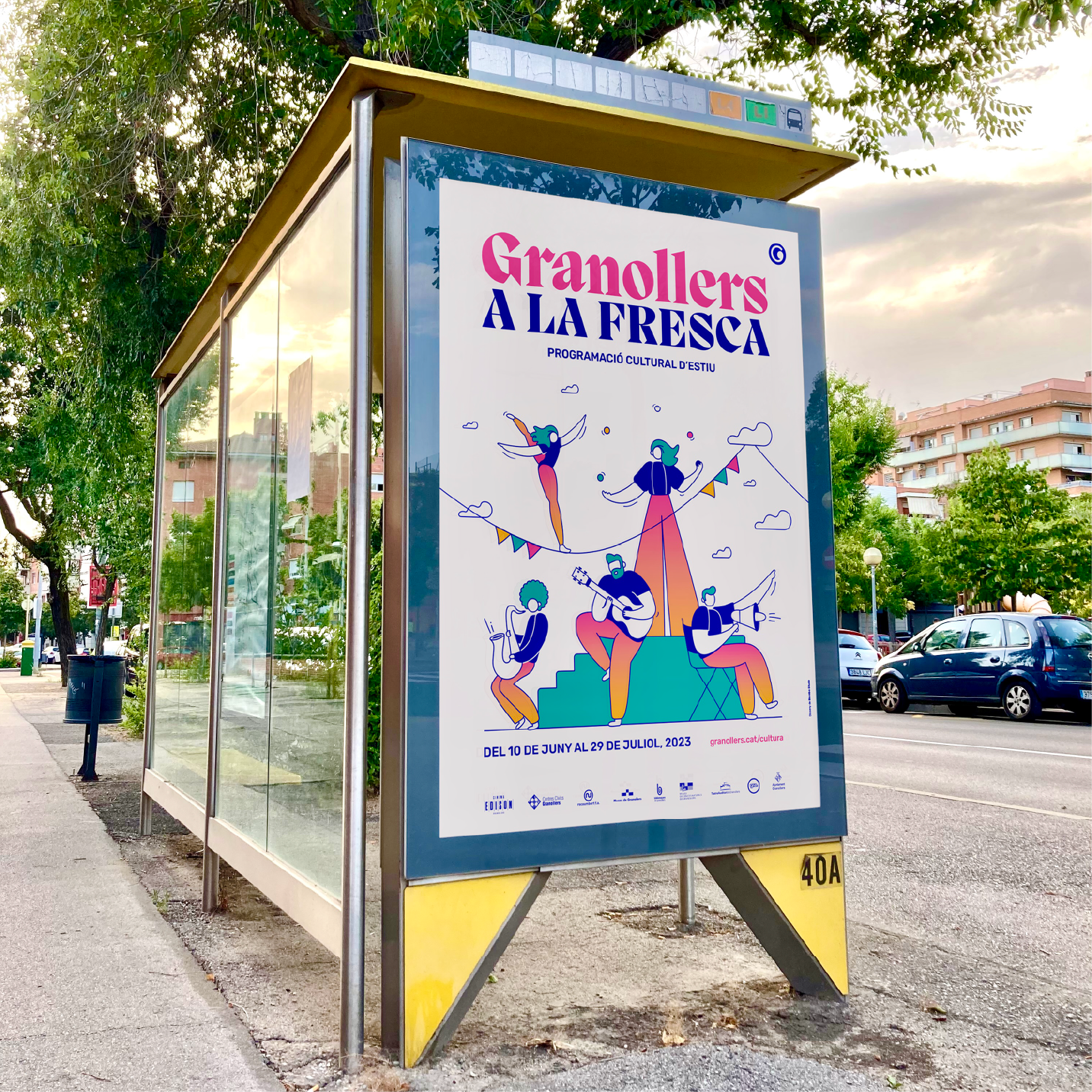 Mupi publicitari amb el cartell de la campanya "Granollers a la fresca"