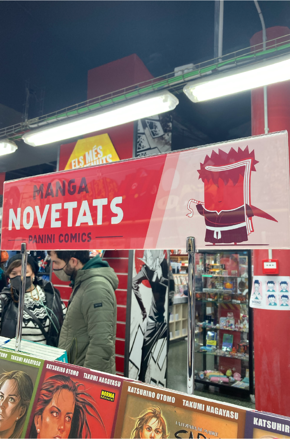 Cartell a l’interior de la botiga anunciant novetats