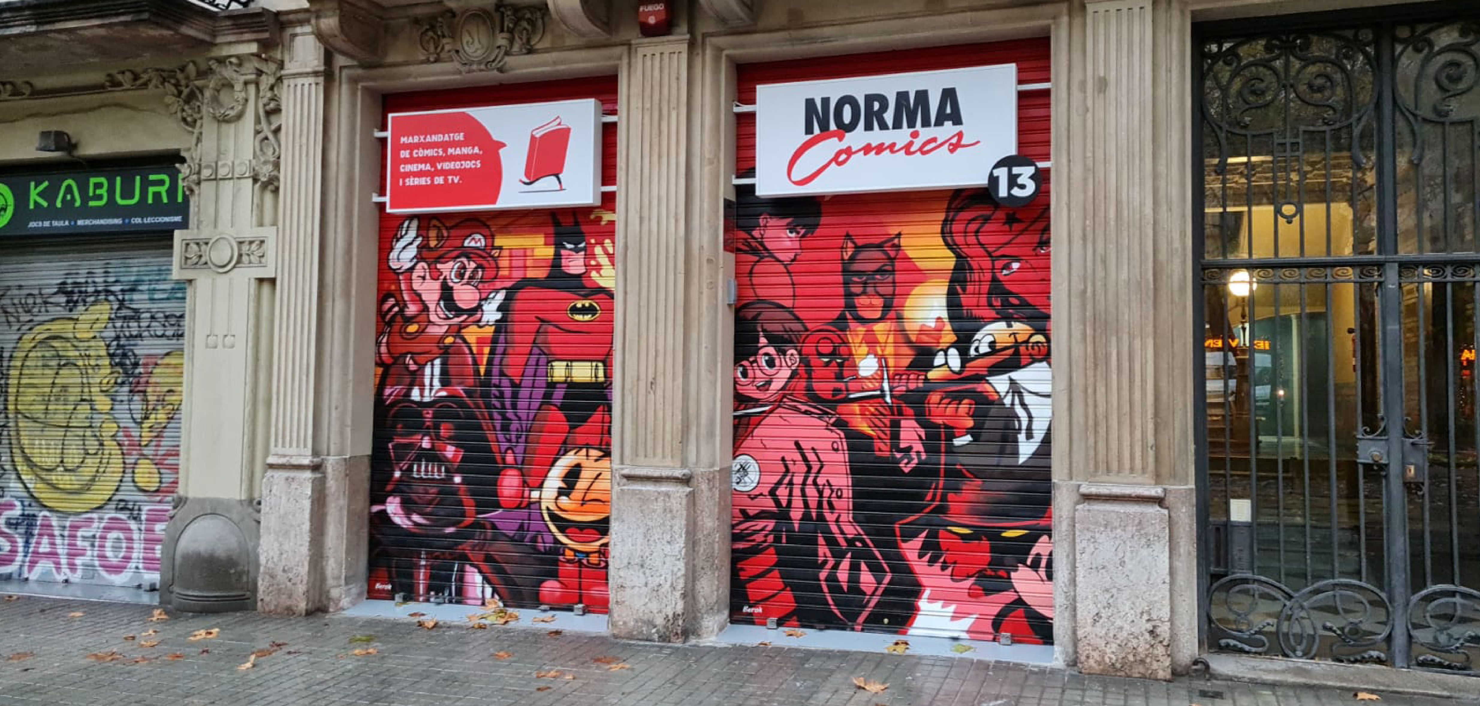 Marquesina de la botiga Norma Comics amb el rètol visible