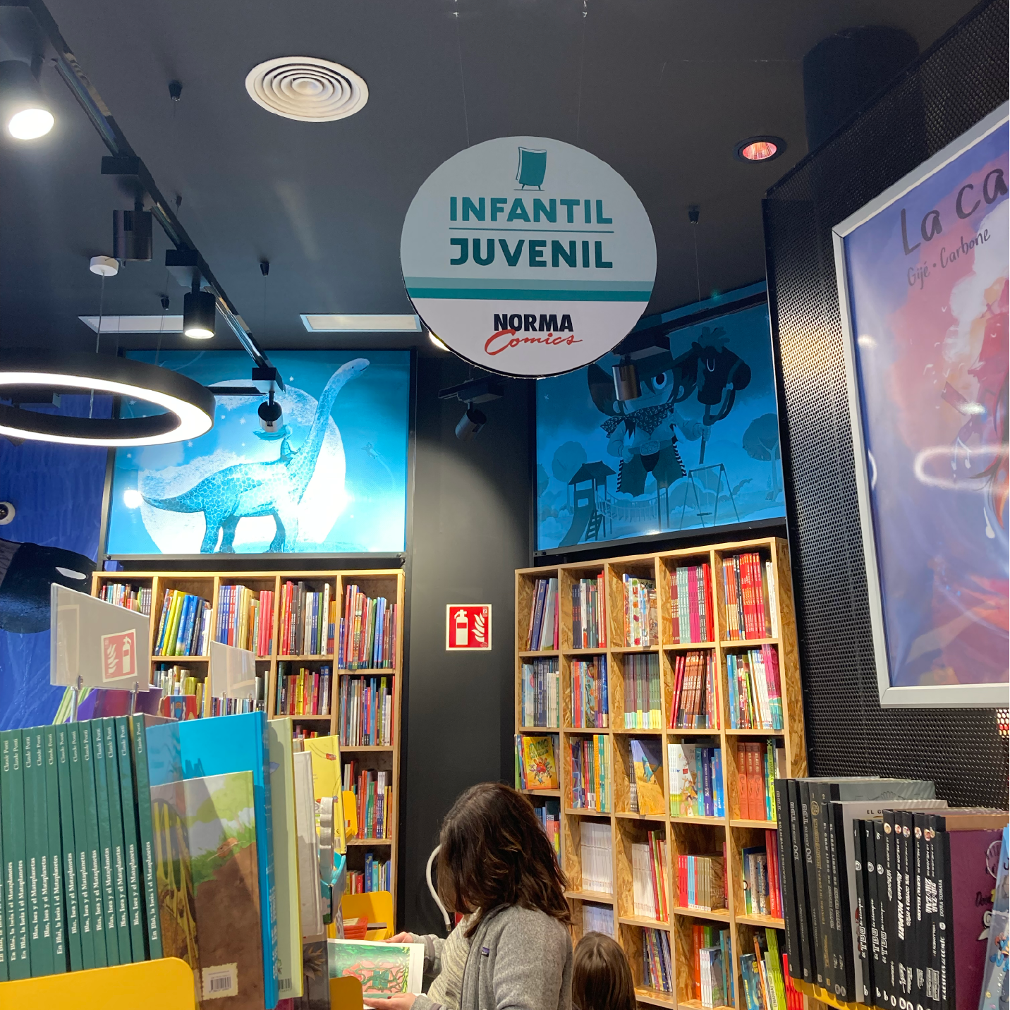 Cartell per a públic infantil a l'interior de la botiga de Norma cómics