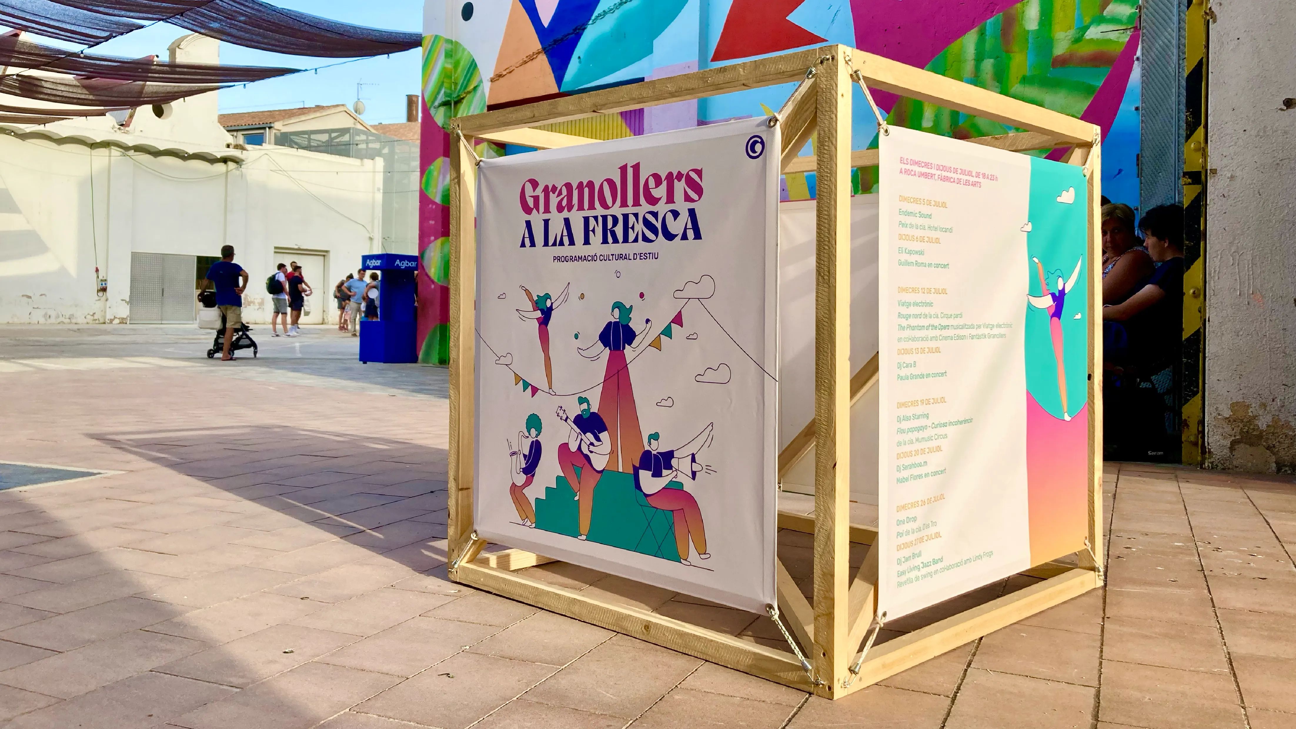 Cartell de la campanya "Granollers a la fresca" aplicat a una estructura de fusta