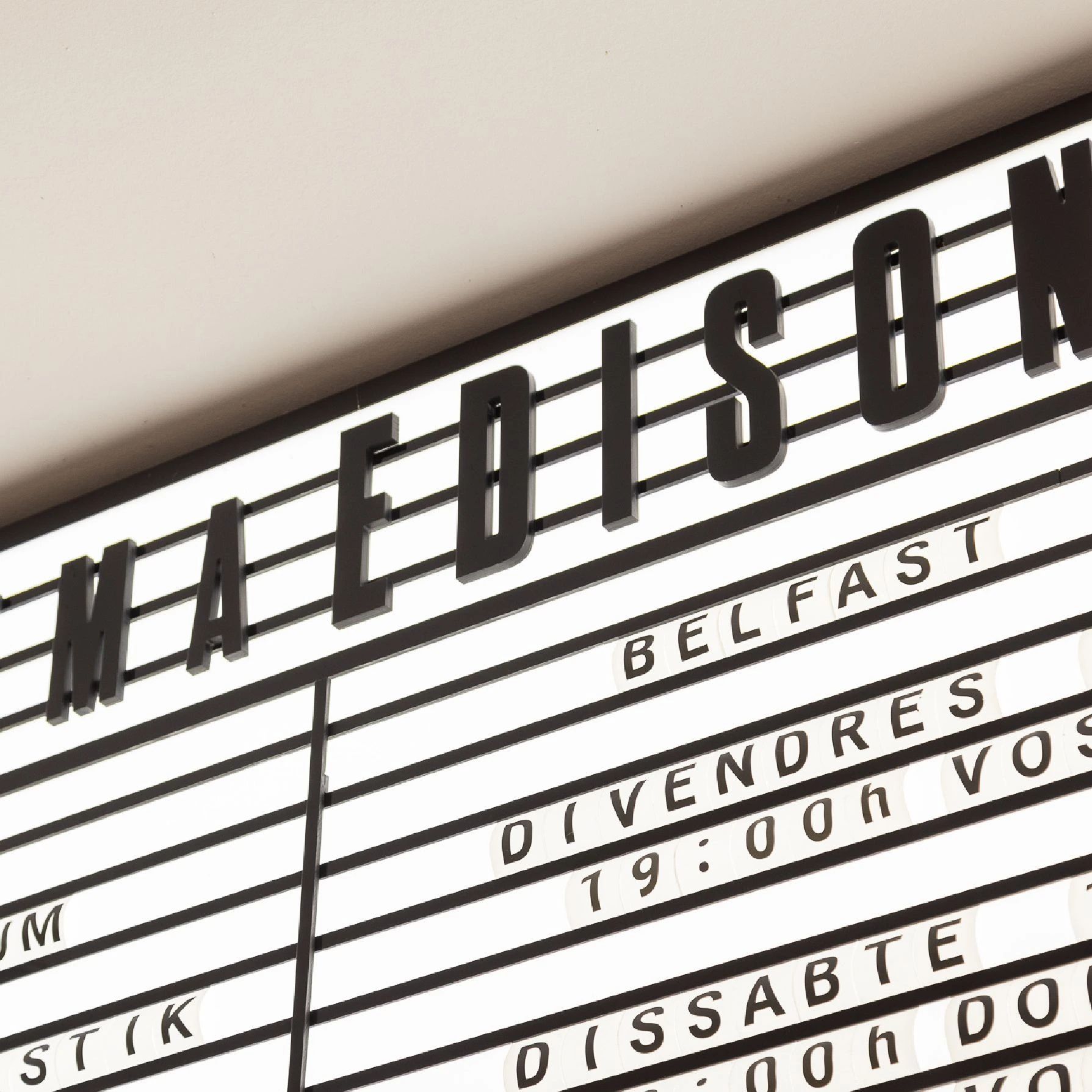 Marquesina lluminosa amb la programació del Cinema Edison