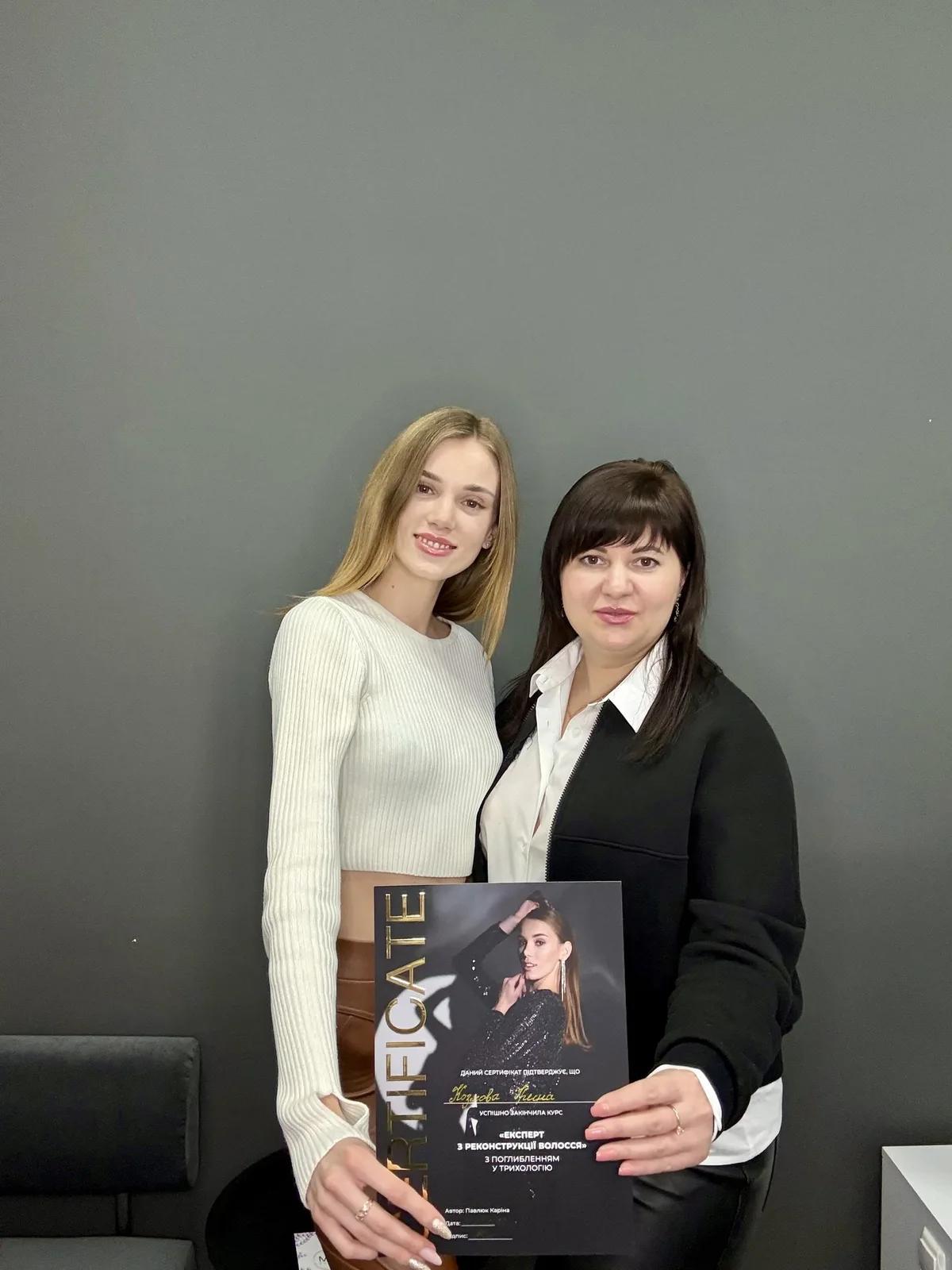 Спільне фото двох учасниць із сертифікатом навчання