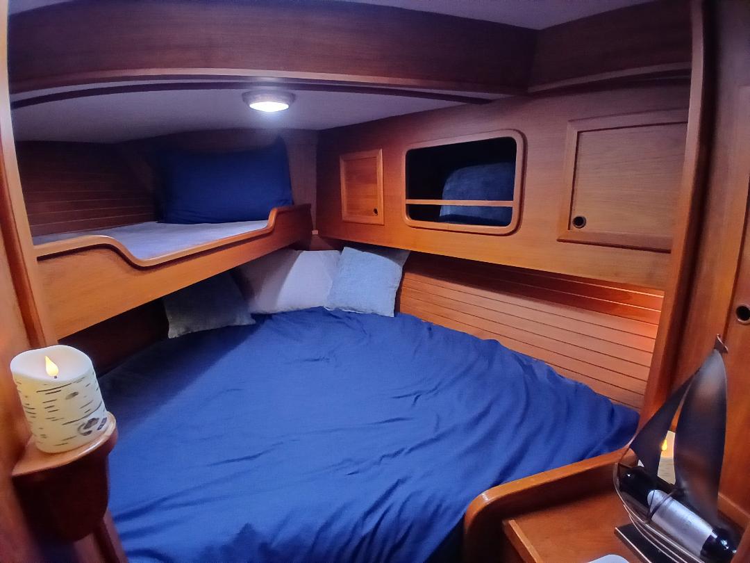 V berth cabin
