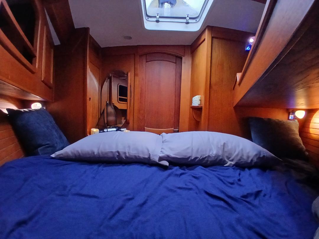 V berth accomodations