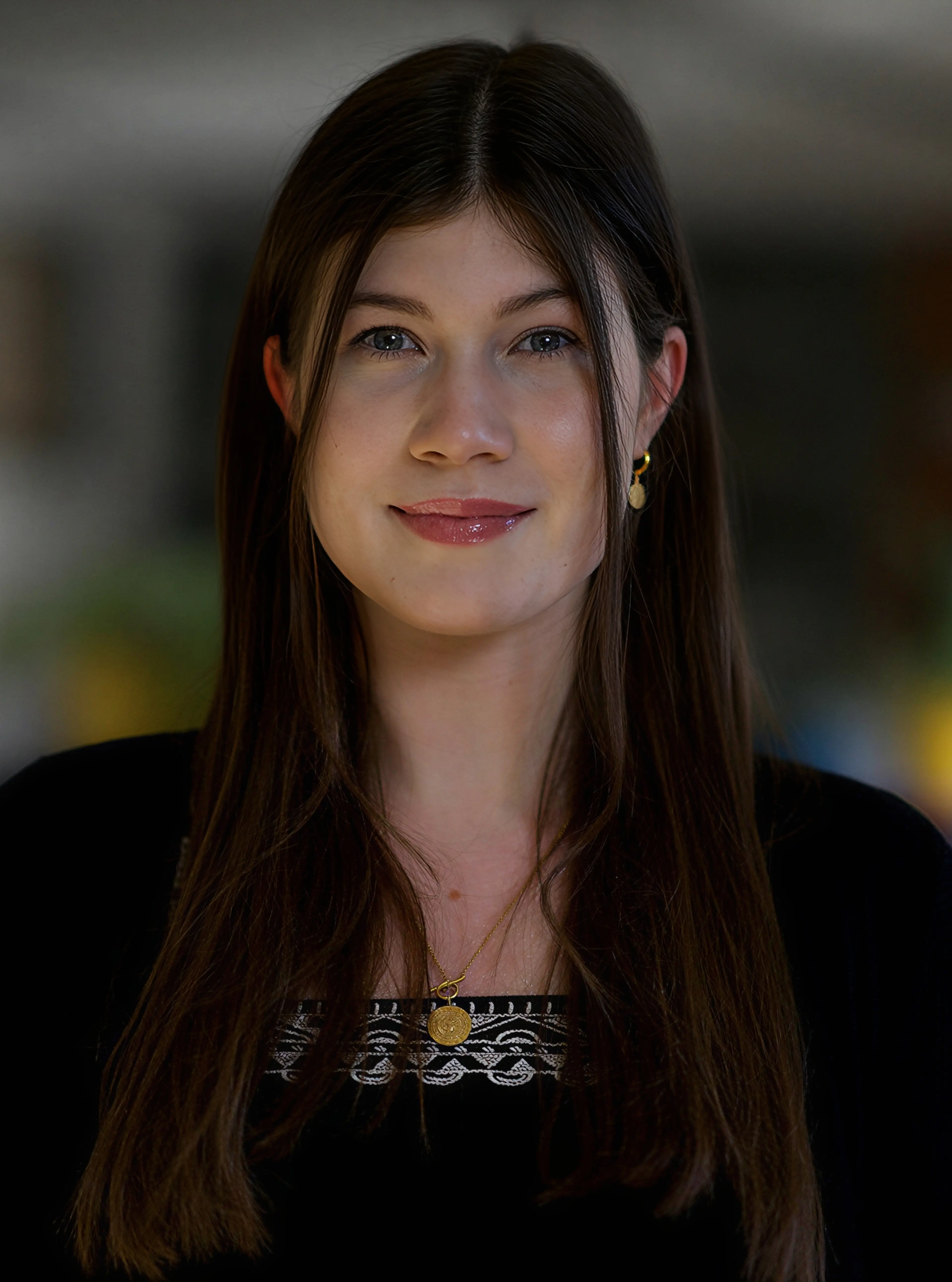 Woman with dark hait looking at the camera