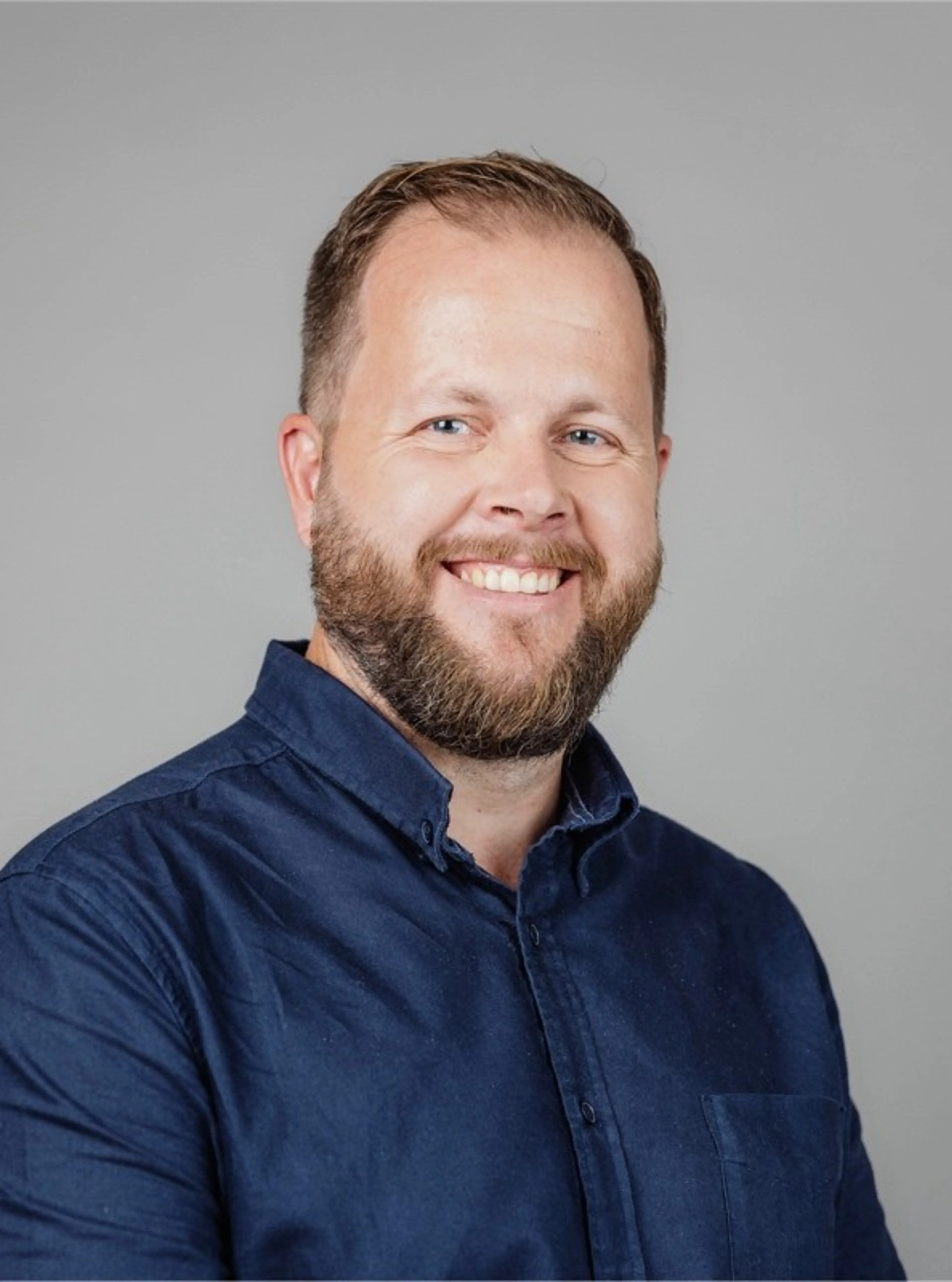 Image of male consultant, wearing a blue shirt
