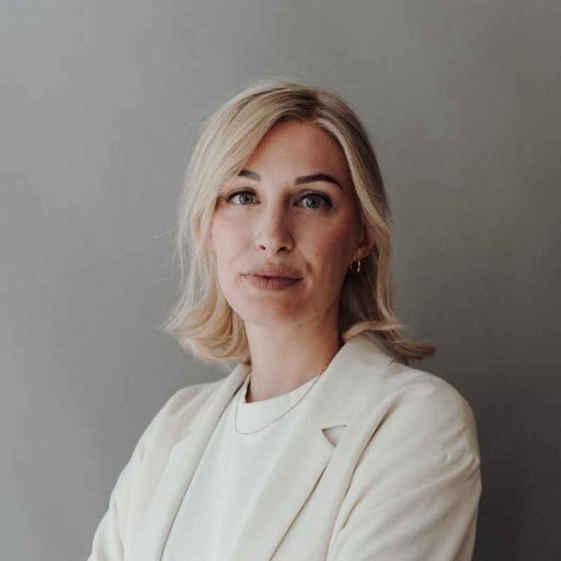 Woman wearing a white suite